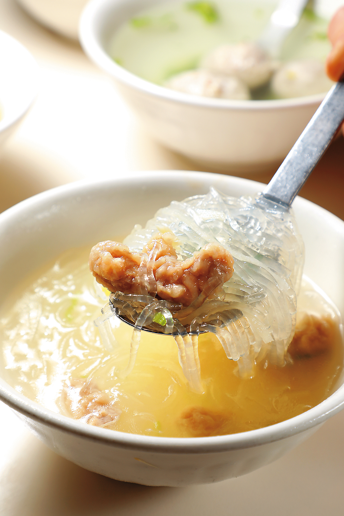 清爽的「冬粉湯」是肉圓的標配。(35元/份)