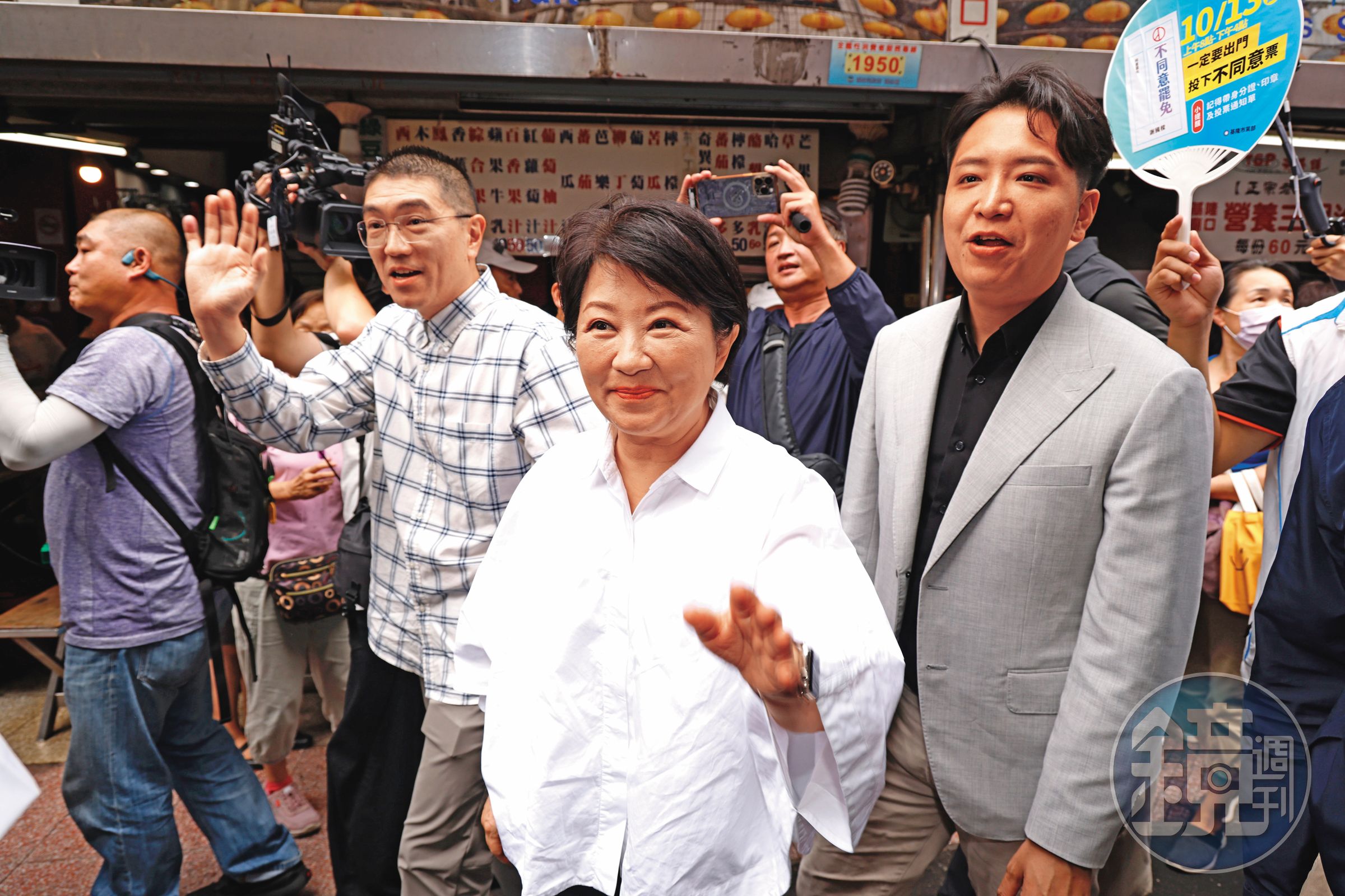 台中市長盧秀燕(中)稱立委羅廷瑋(右)是乾兒子,羅被爆料在柯侯配破局後幫柯文哲與前立委蔡正元喬見面。