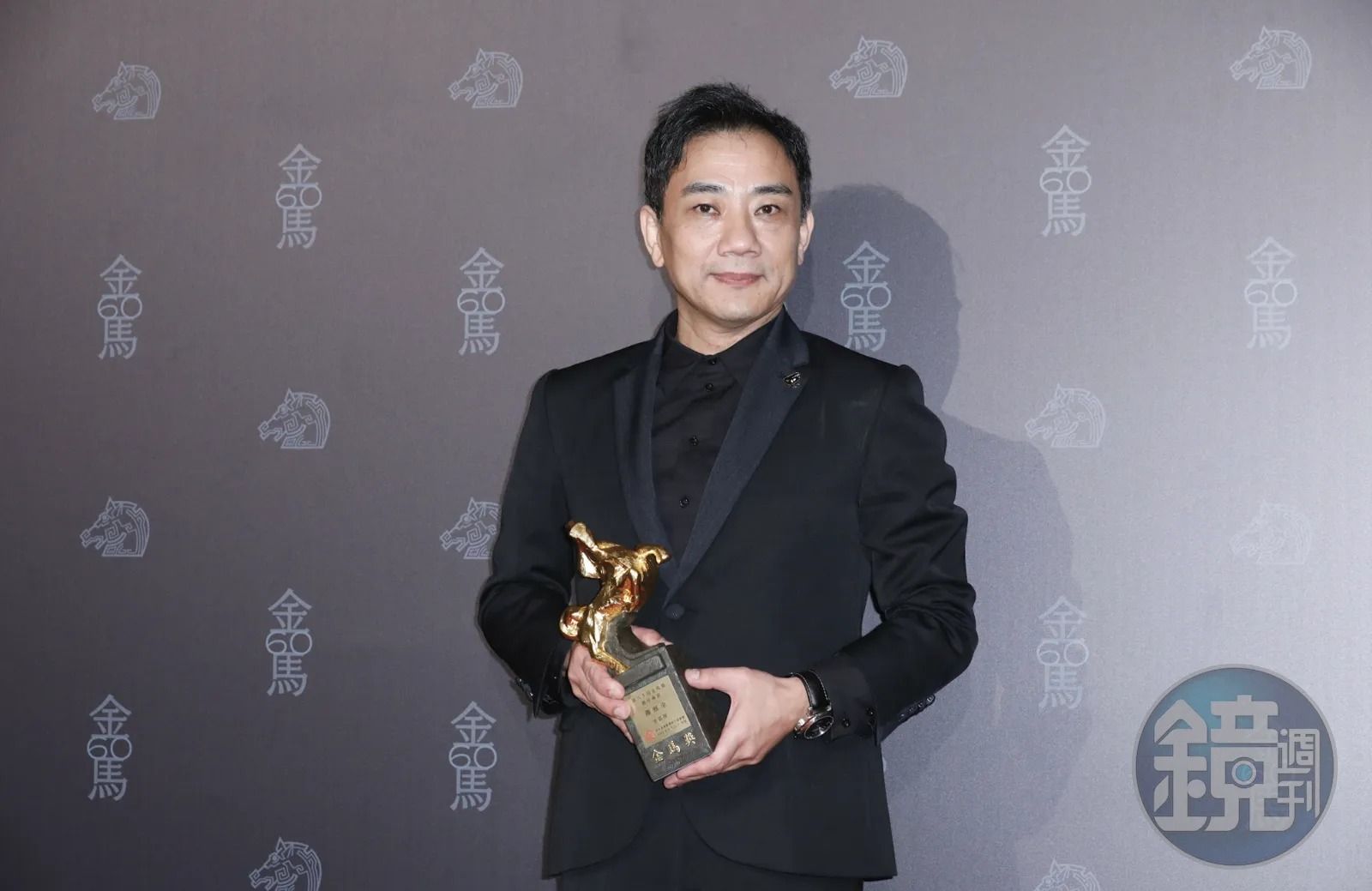 根據陳蔚爾文中多個關鍵詞,例如「第60屆金馬獎最佳導演得獎者」,箭頭直指《老狐狸》導演蕭雅全