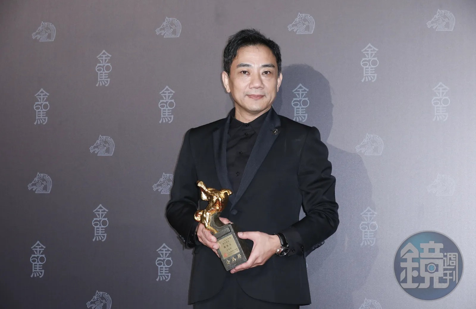 根據陳蔚爾文中多個關鍵詞，例如「第60屆金馬獎最佳導演得獎者」，箭頭直指《老狐狸》導演蕭雅全。