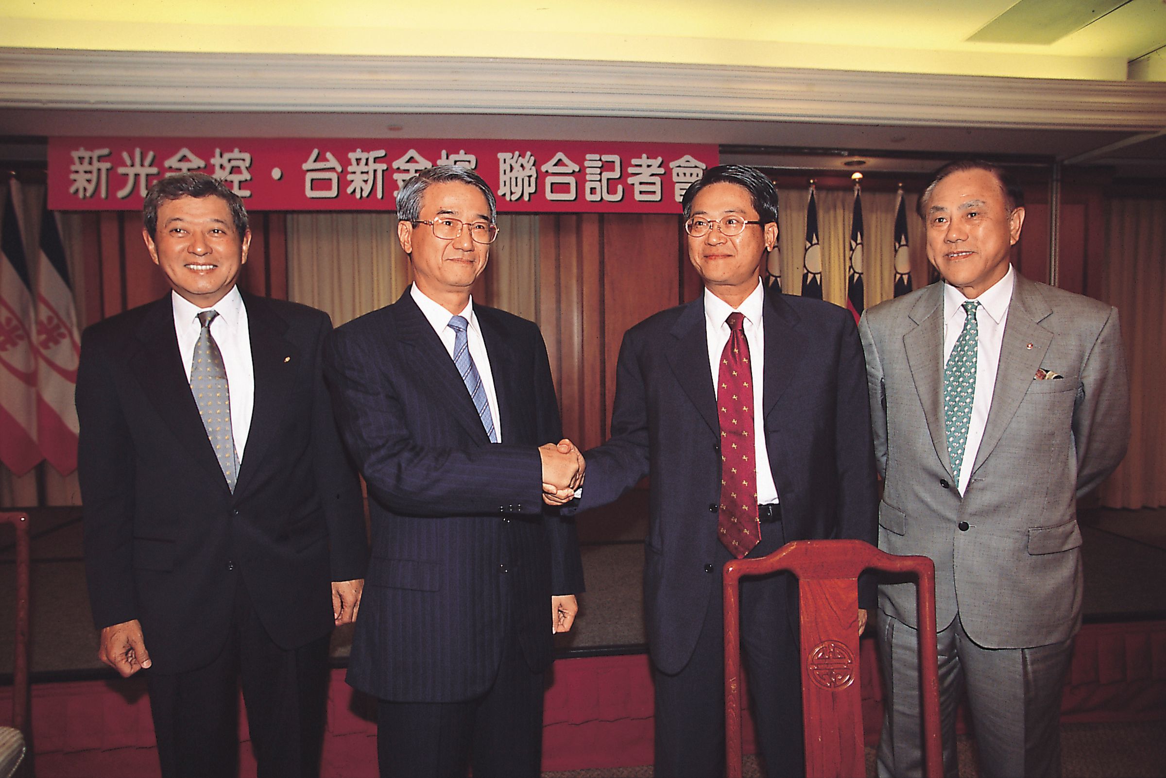 新光金和台新金合併案,過去就曾因吳東進、吳東亮對股權計價基準不同破局。