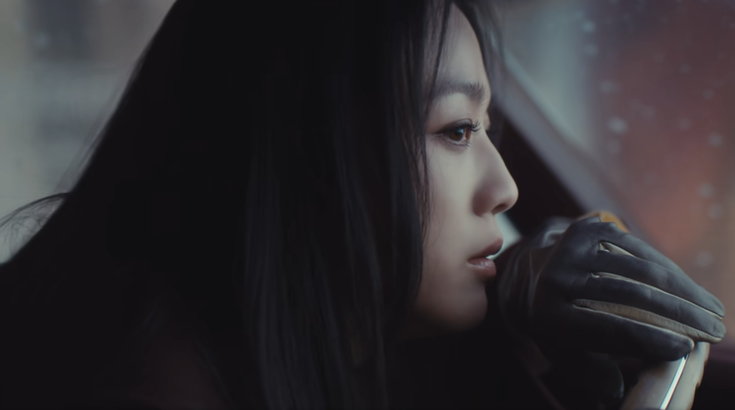 湯唯為韓國歌手IU出演新歌〈Shh..〉MV,充滿神祕氛圍。(截圖自MV)