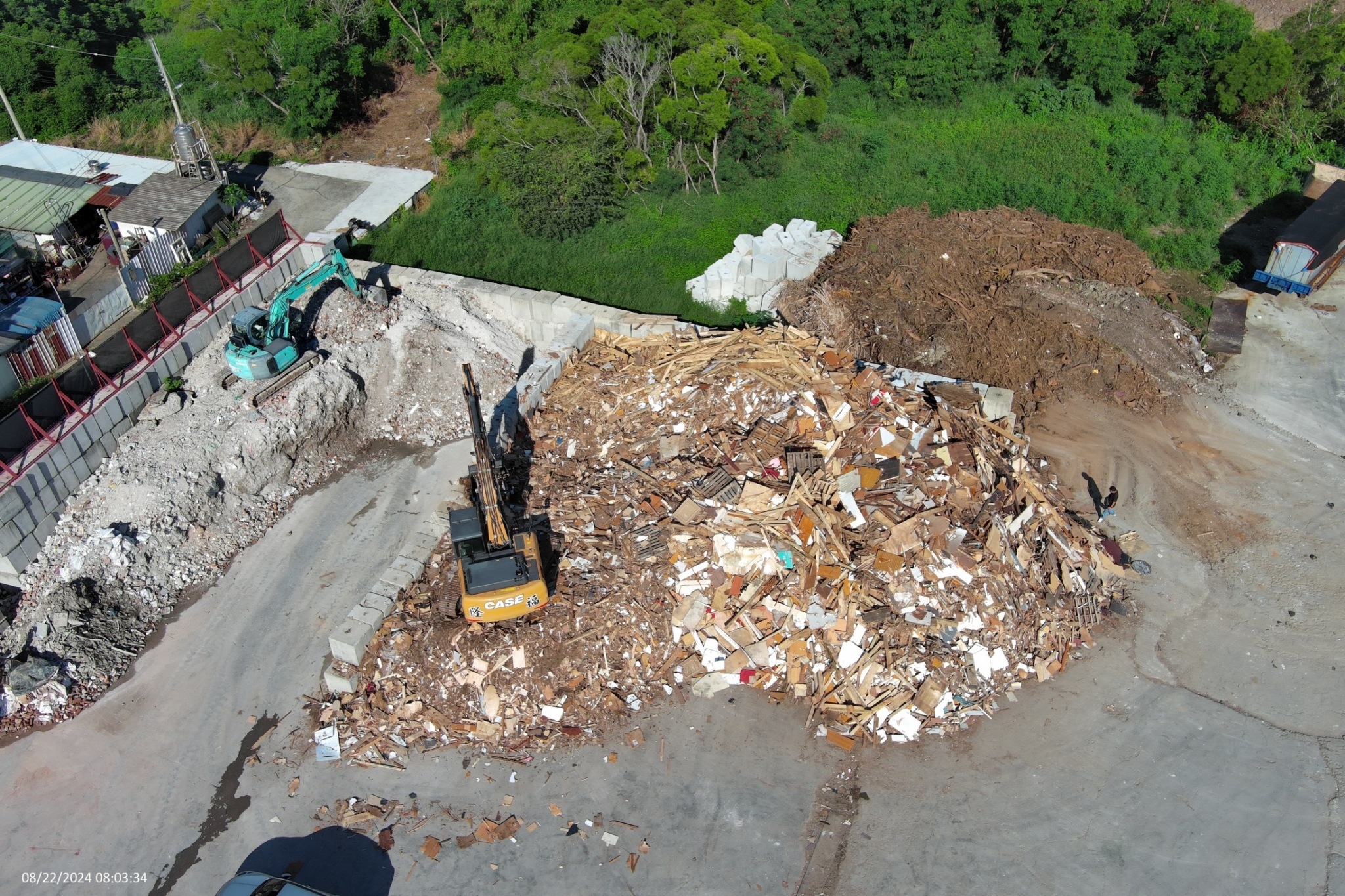合法環保車載運非法營建材逾100萬公斤。（中檢提供）