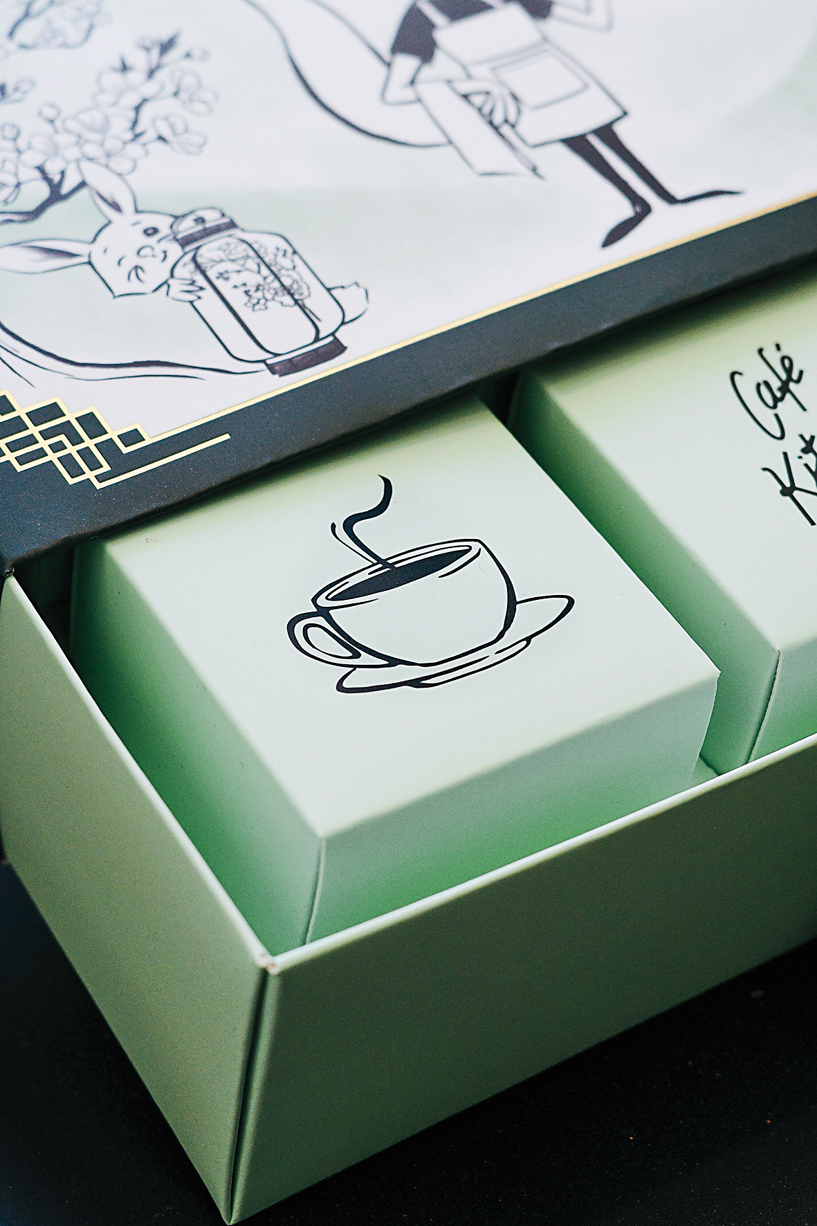 Café Kitsuné月餅禮盒以創意質感的插畫包裝。（Onefifteen提供）