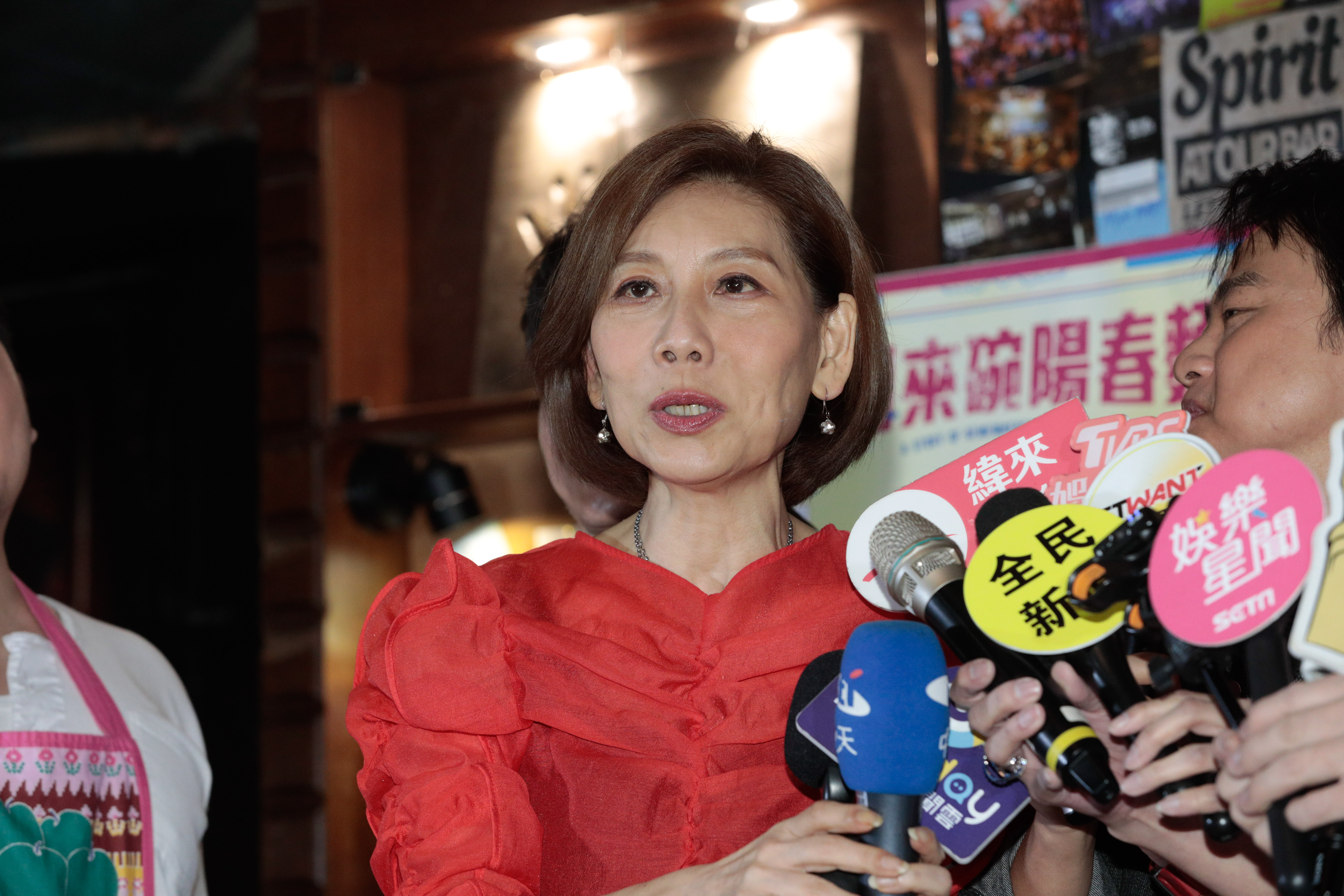 郎祖筠是楊銘威與方志友的老師，對於學生爆婚變，她表示並不驚訝，期待他們越來越好。