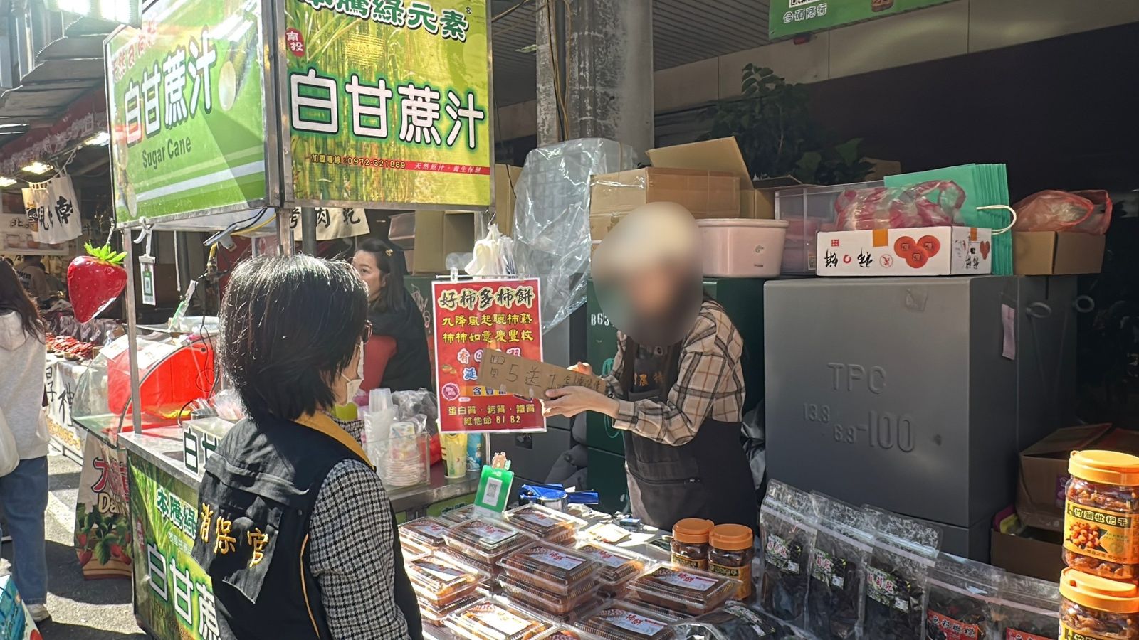 北市府稽查年貨大街。(台北市政府提供)
