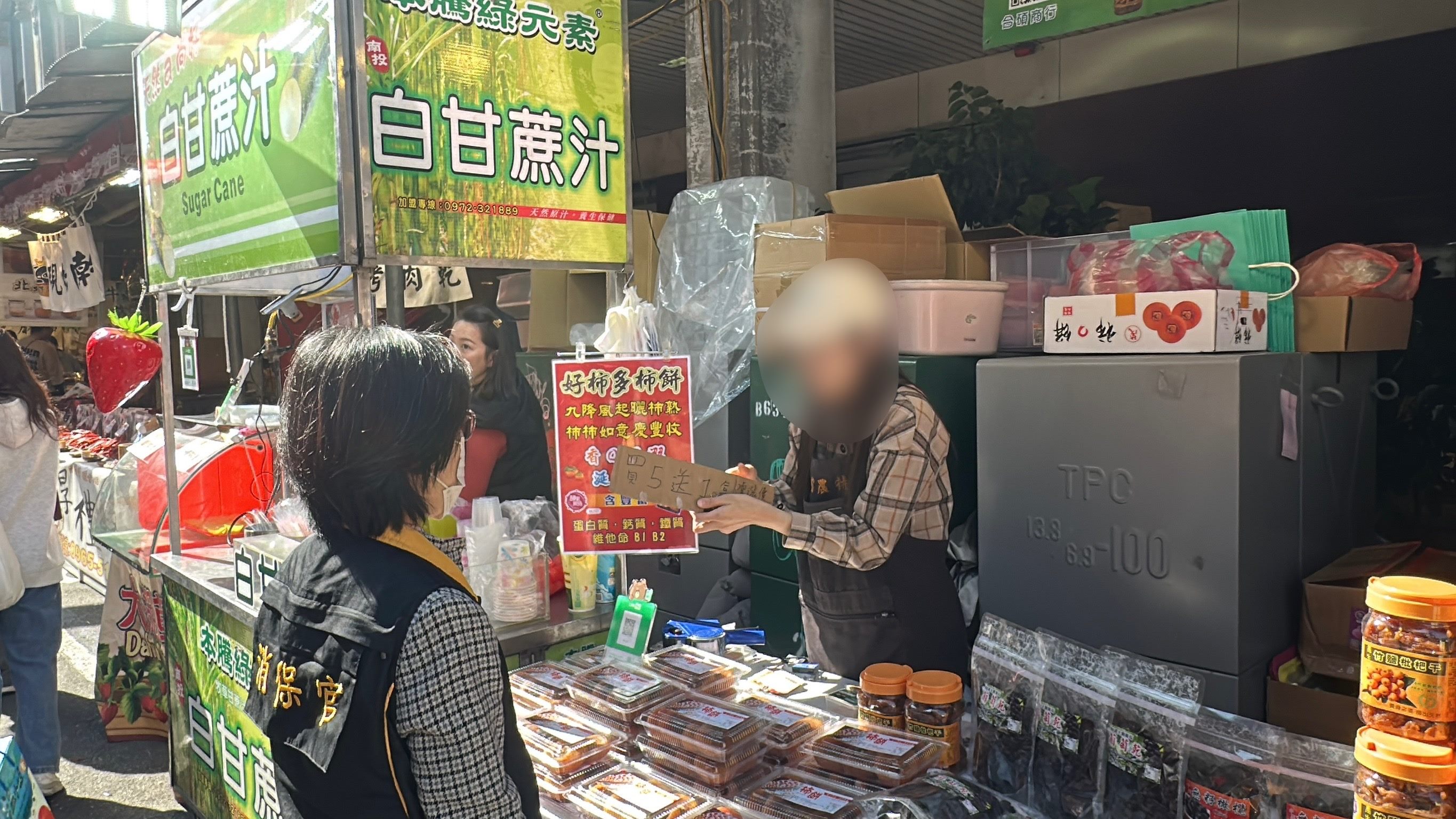 北市府稽查年貨大街。（台北市政府提供）