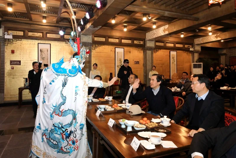 馬英九率團訪中國行程中，昨日到四川訪熊貓團團圓圓的故鄉，還欣賞了都江堰經典的川劇變臉。（馬英九基金會提供）