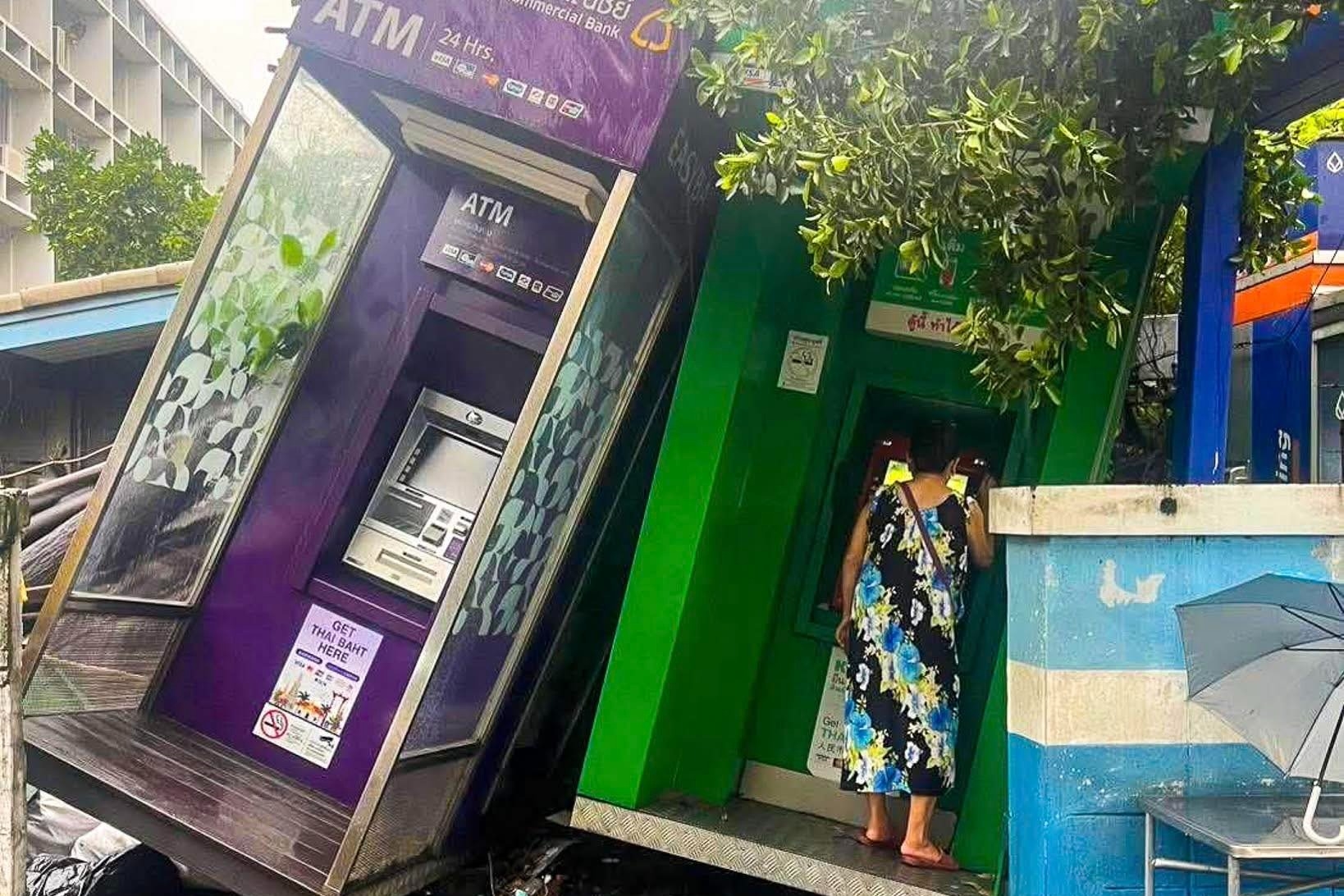 有民眾目睹阿嬤不畏災情前往領錢，並且拍下這幕PO網。（翻攝畫面）