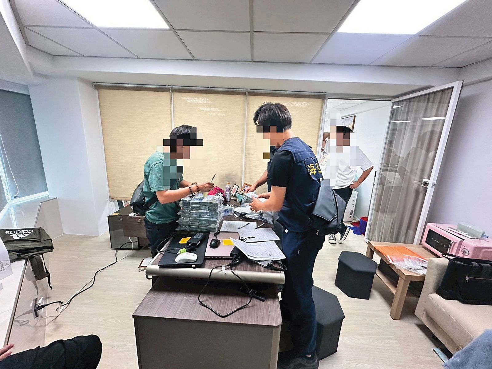 海巡署搜索飛虎等公司，查扣大批交易帳冊及現金，阻斷高階伺服器流入中國。（海巡署提供）