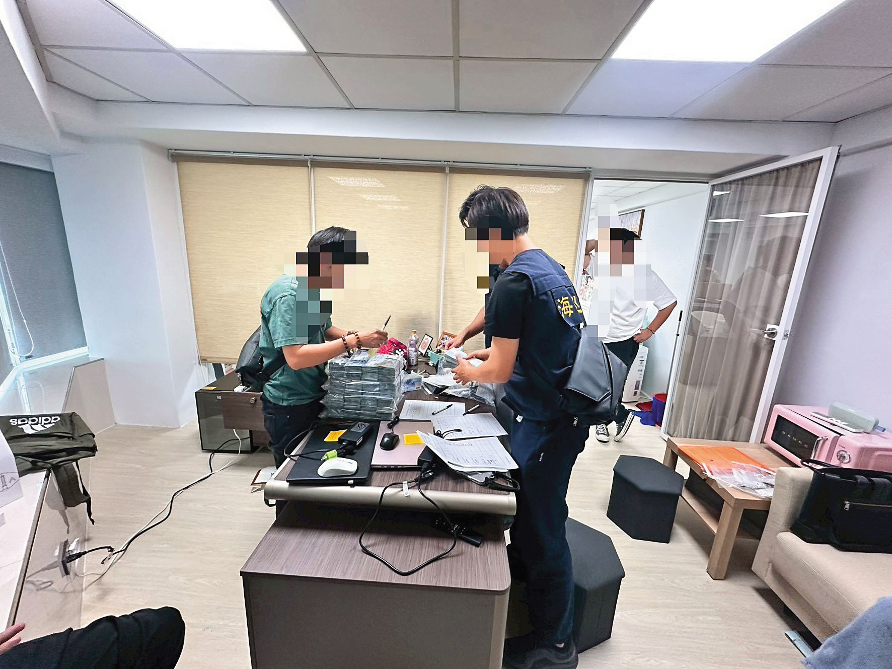 海巡署搜索飛虎等公司，查扣大批交易帳冊及現金，阻斷高階伺服器流入中國。（海巡署提供）