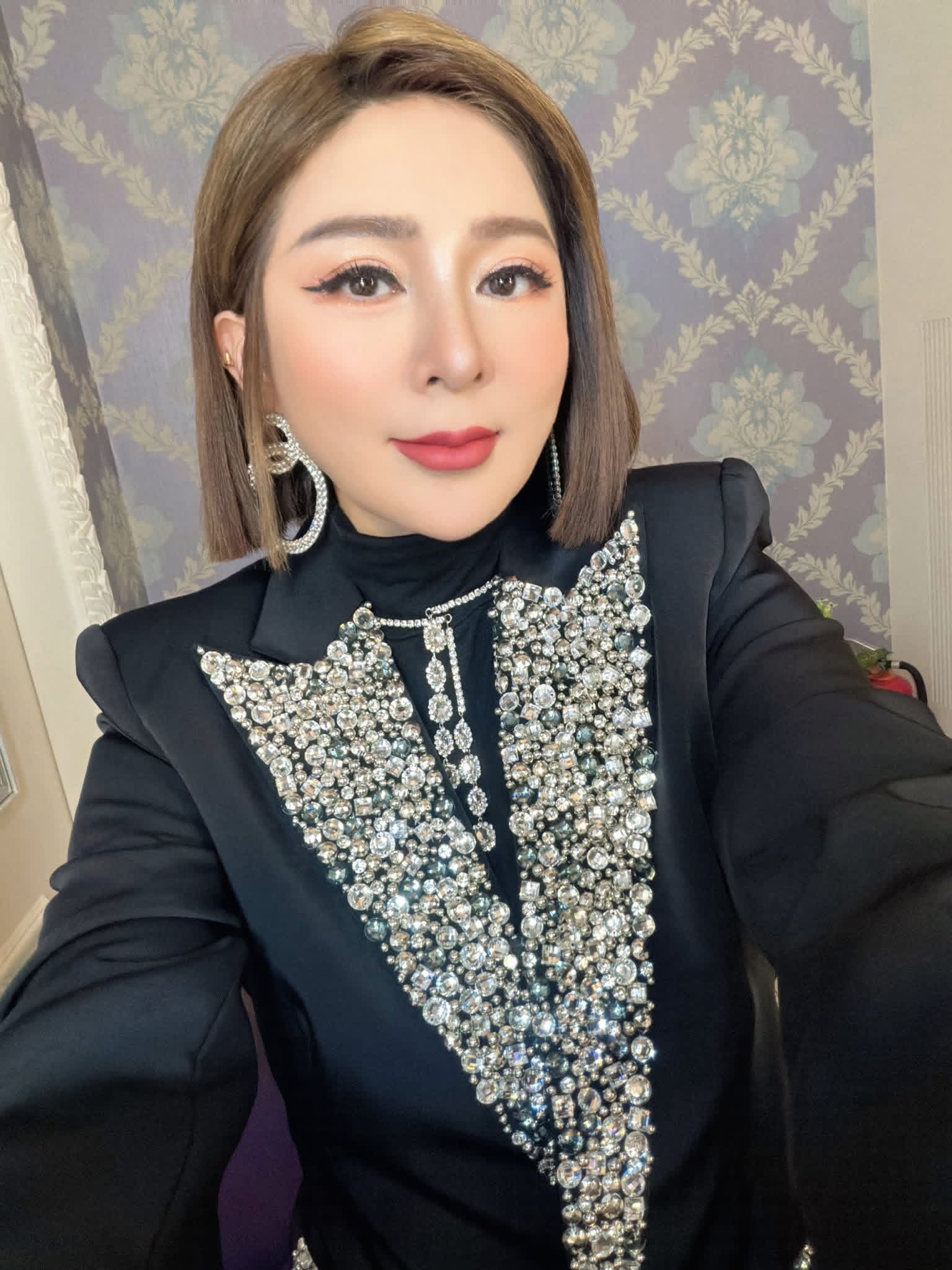 王彩樺因微整導致表情僵硬，高ＥＱ回應網友嘲諷。（翻攝自王彩樺臉書）