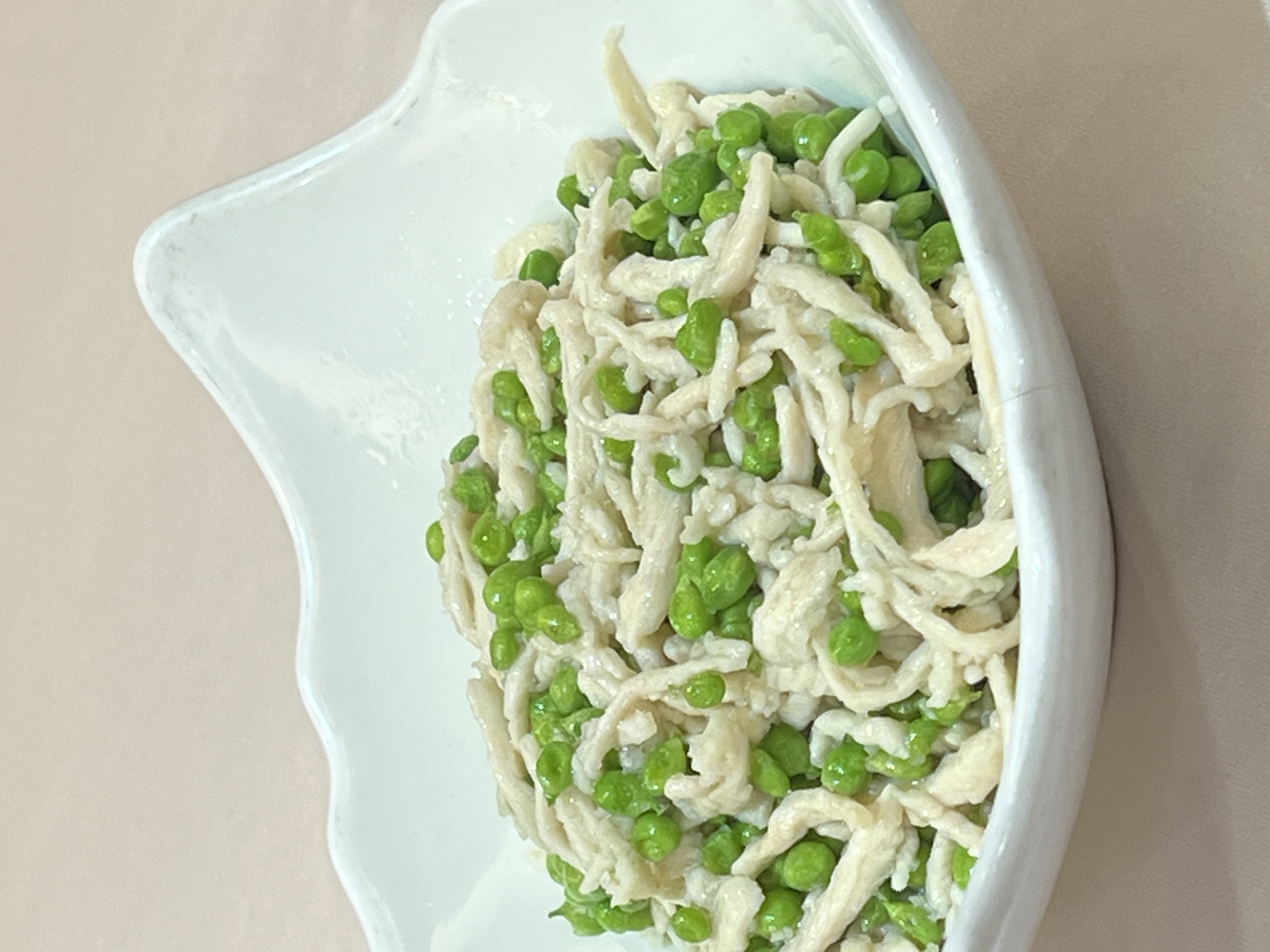 非常費工的「雞絲碗豆仁」，拌入一匙鎮江醋更美味。