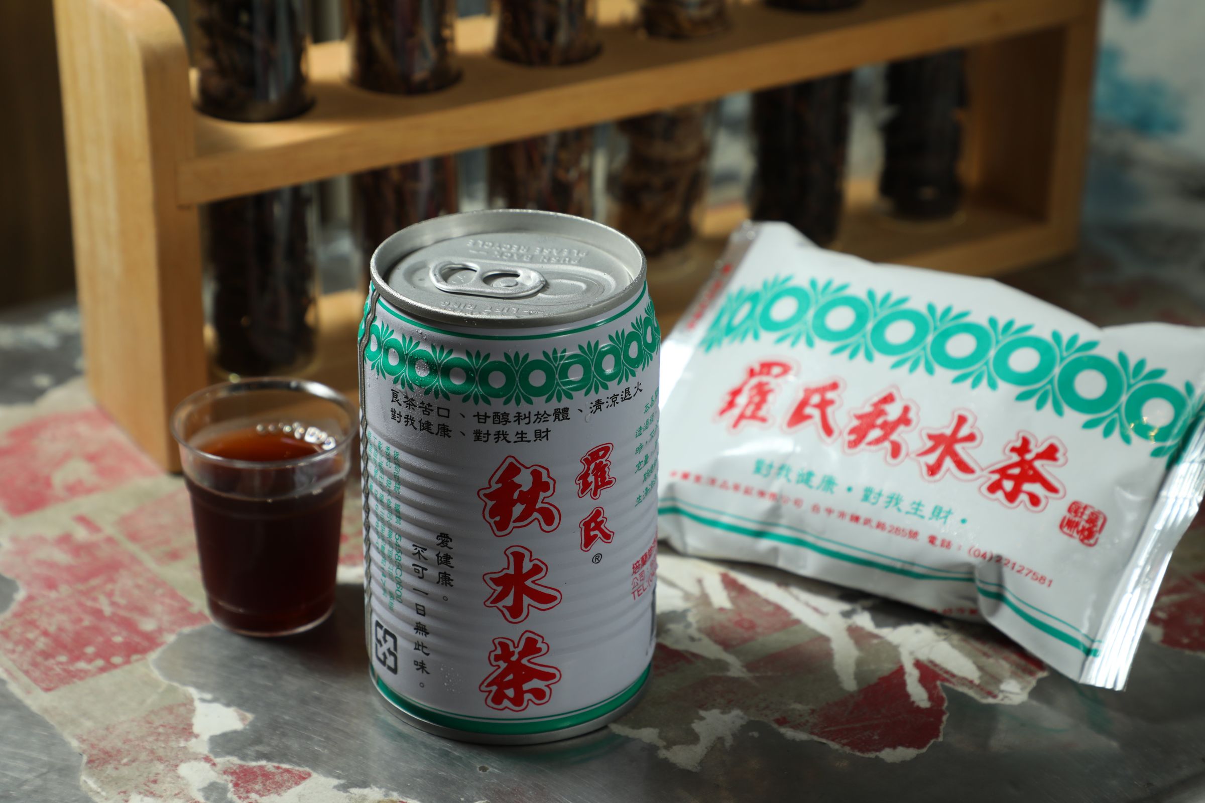 飲品有鋁箔包裝和罐裝兩種，鋁箔包更清甜適合現喝，罐裝因高溫殺菌較耐放，帶有較明顯的苦韻。（何宗昇攝）