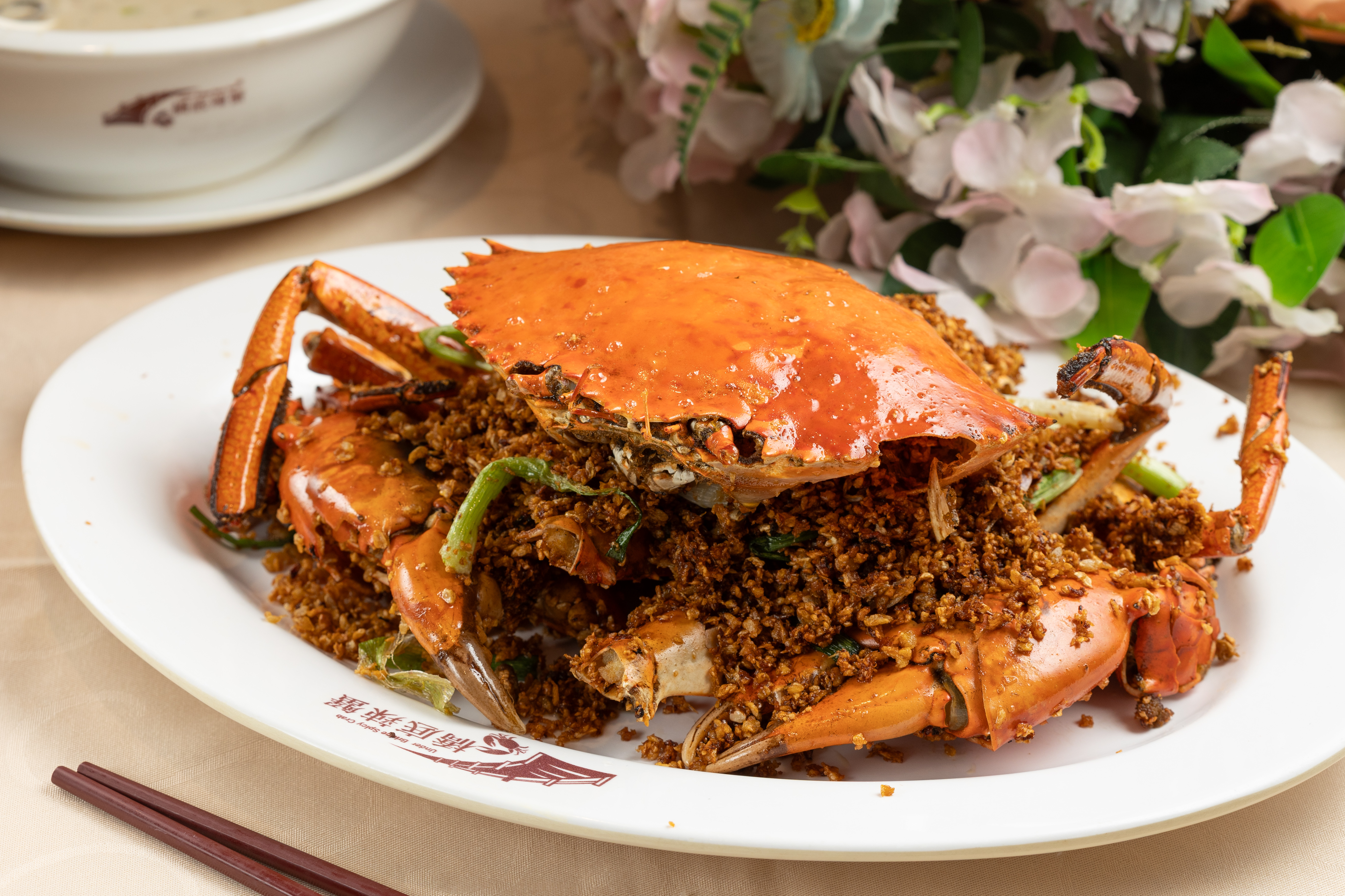選用澳洲大隻肉蟹的「招牌橋底辣蟹」，裹上香辣蒜酥的蟹肉，啃起來非常過癮。（時價，圖中約港幣880元／份，約NT$3,311）