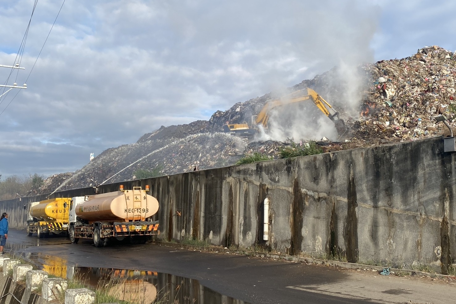 台南後壁烏樹林廢棄物暫置場大火燃燒逾10天仍未熄滅，不料昨晚安南區的城西二期掩埋場也冒出大火。（台南環保局提供）