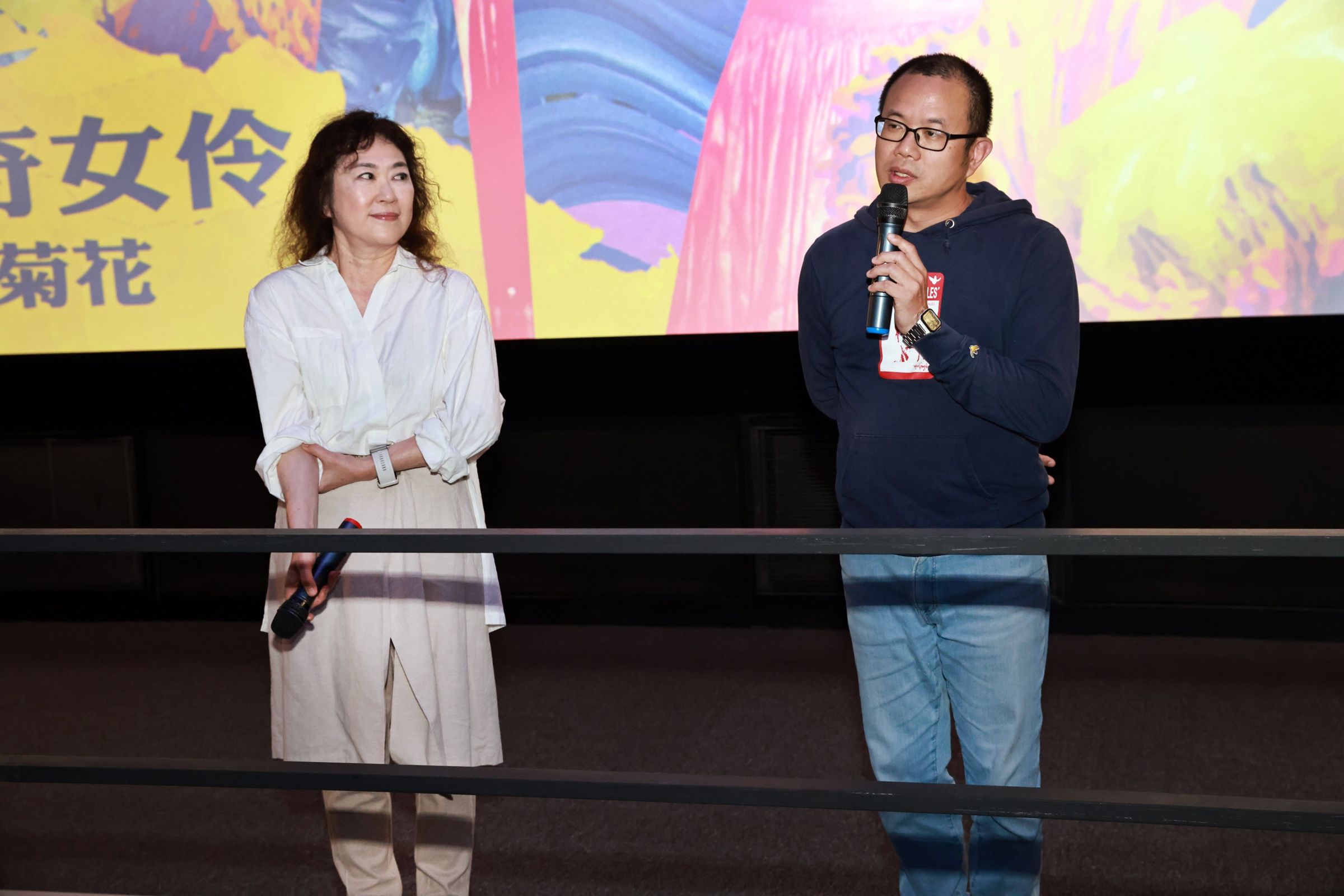 監製熊儒賢（左）、導演盧元奇（右）出席《傳奇女伶 高菊花》媒體試片映後分享。（野火樂集提供）