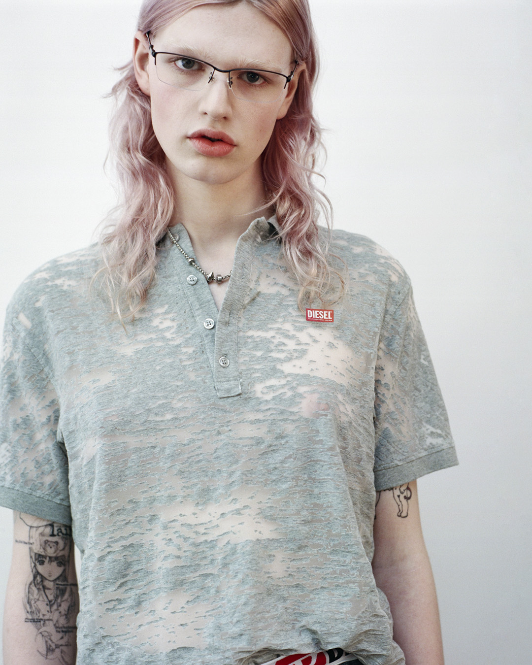 DIESEL x Tinder錯視透膚Polo上衣。NT$6,980（美之心提供）