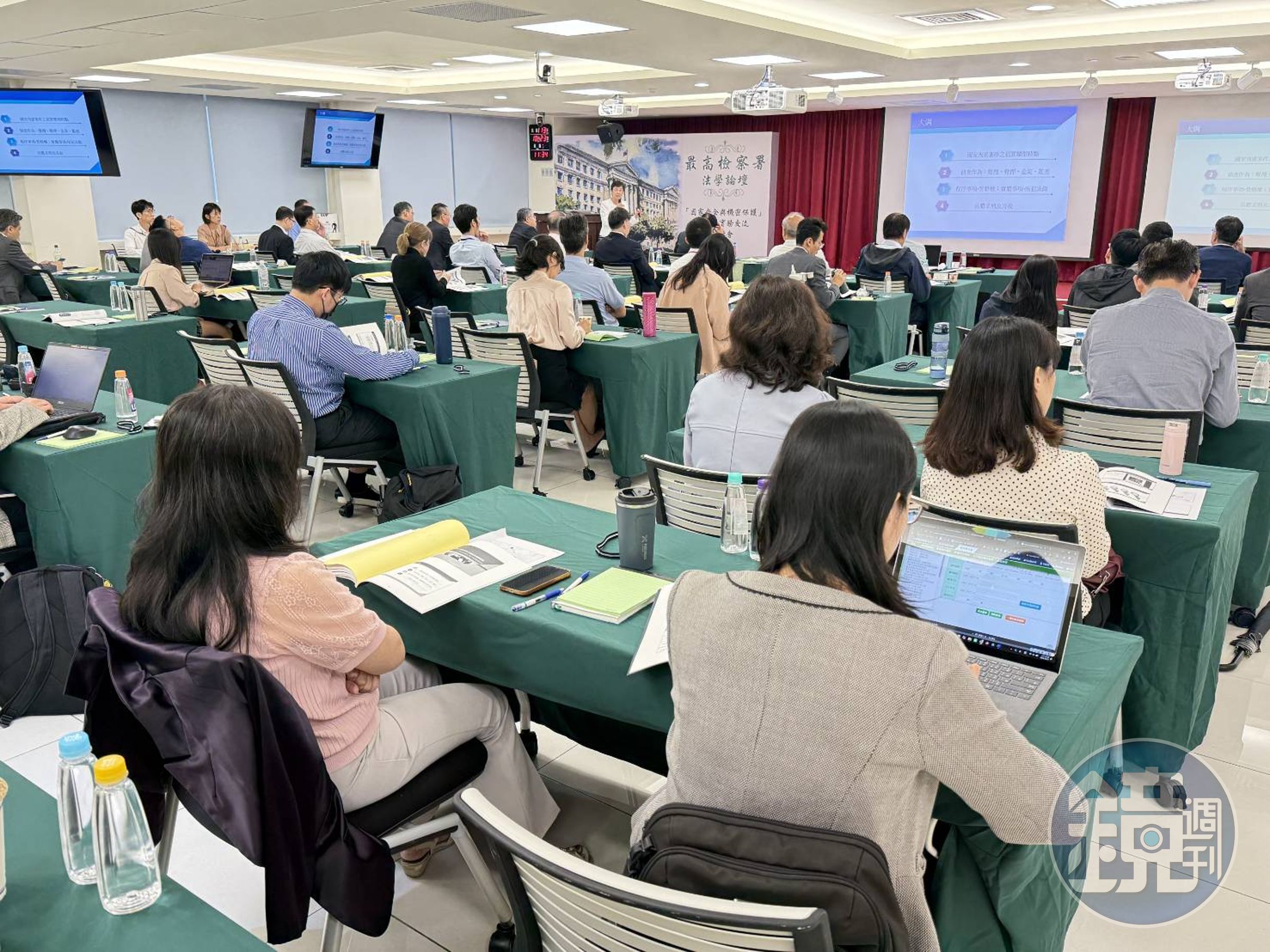 最高檢察署與經濟刑法學會昨共同主辦「國家安全與機密保護」學術與實務交流研討會,包括檢察總長邢泰釗及台大刑法權威教授林鈺雄與多位份量極重學者和國防部等官員均到場交換意見,研討會相當熱絡。(讀者提供)