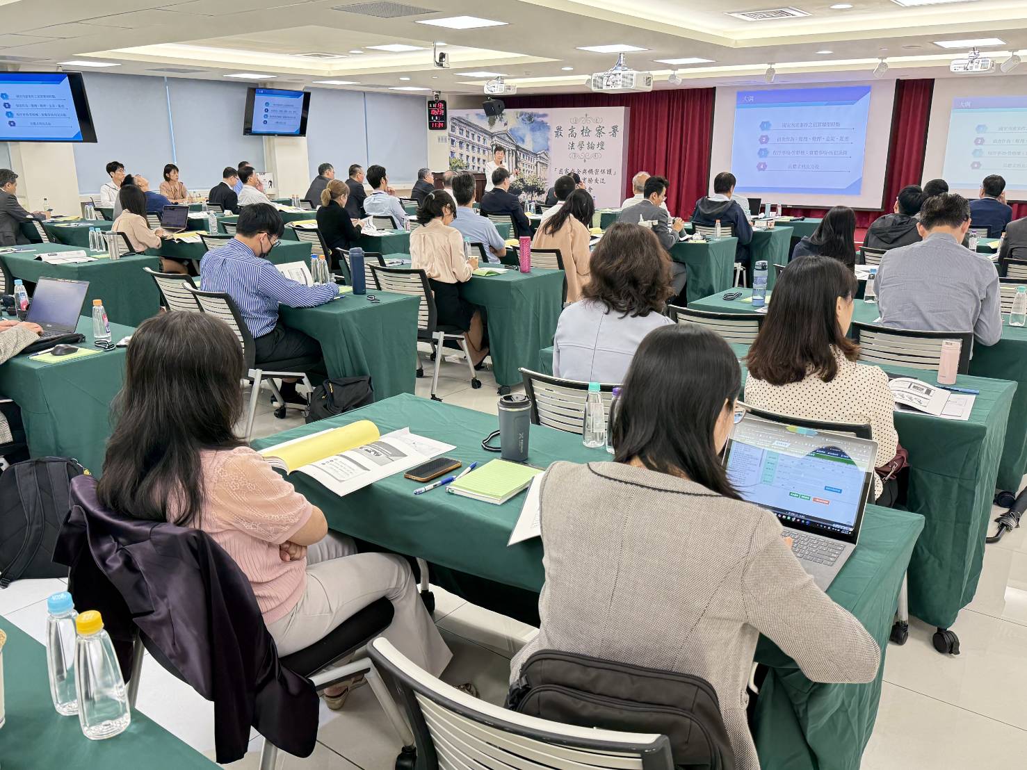 最高檢察署與經濟刑法學會昨共同主辦「國家安全與機密保護」學術與實務交流研討會,包括檢察總長邢泰釗及台大刑法權威教授林鈺雄與多位份量極重學者和國防部等官員均到場交換意見,研討會相當熱絡。(讀者提供)