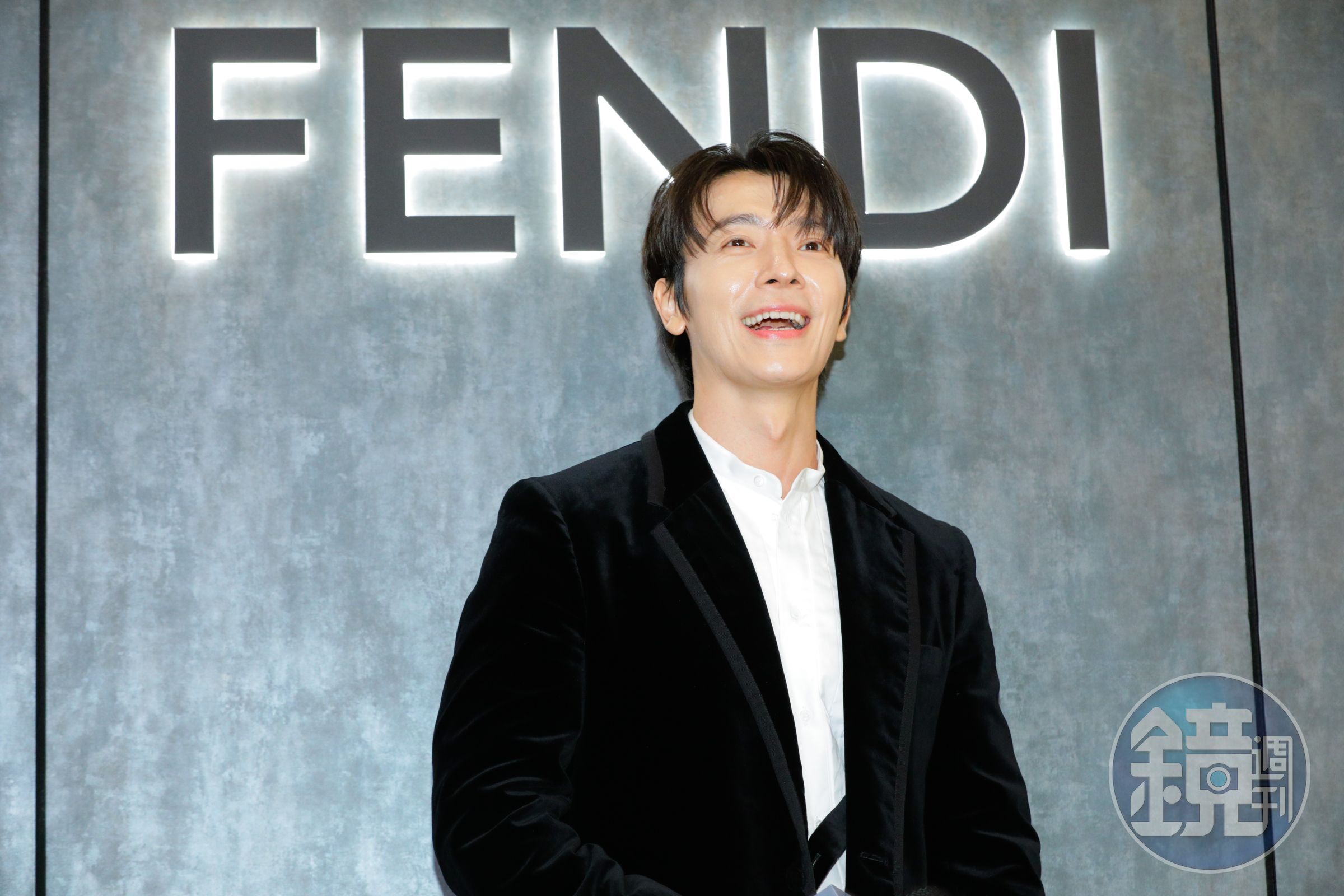東海覺得自己穿上FENDI很帥。(蕭志傑攝)