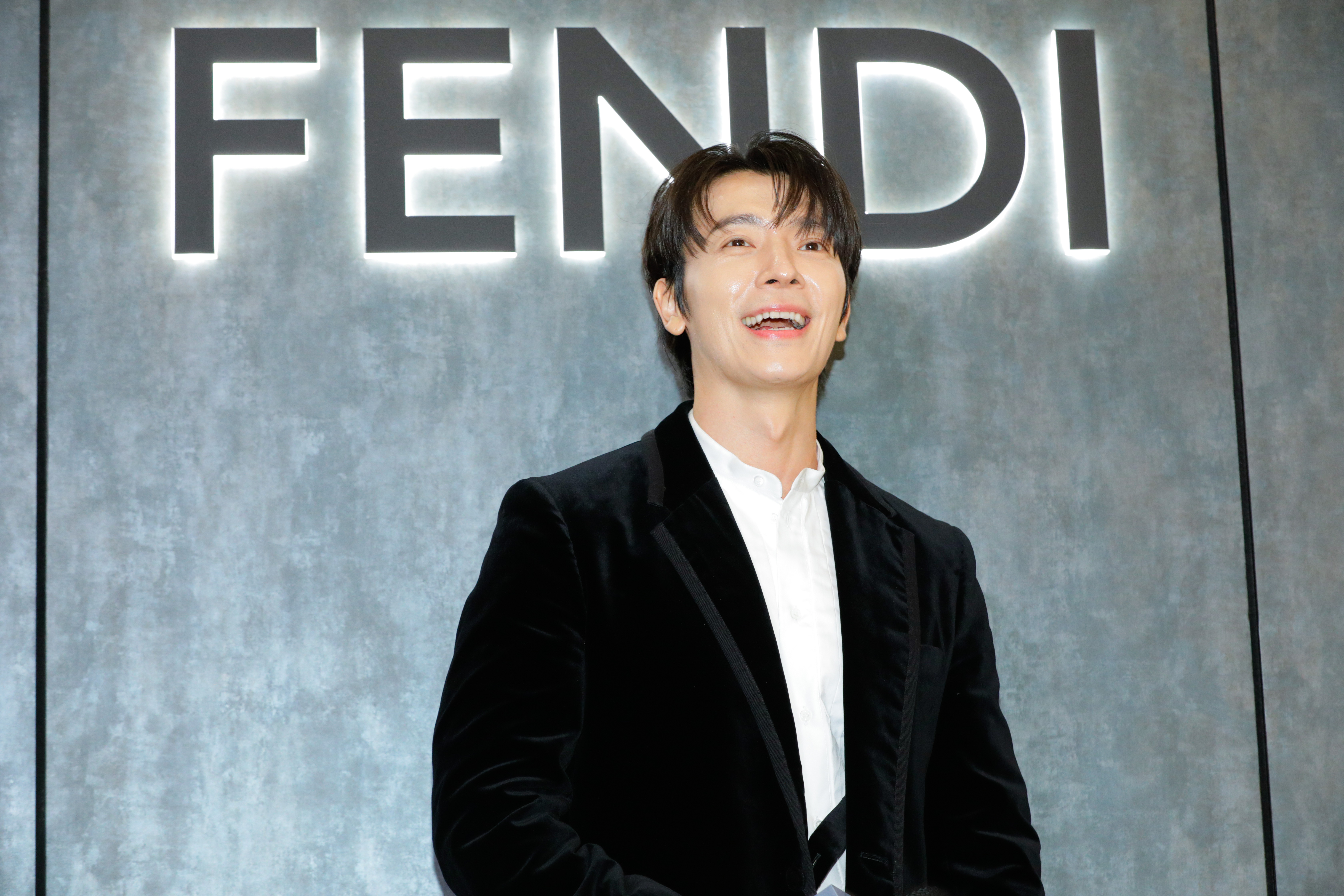 東海覺得自己穿上FENDI很帥。（蕭志傑攝）
