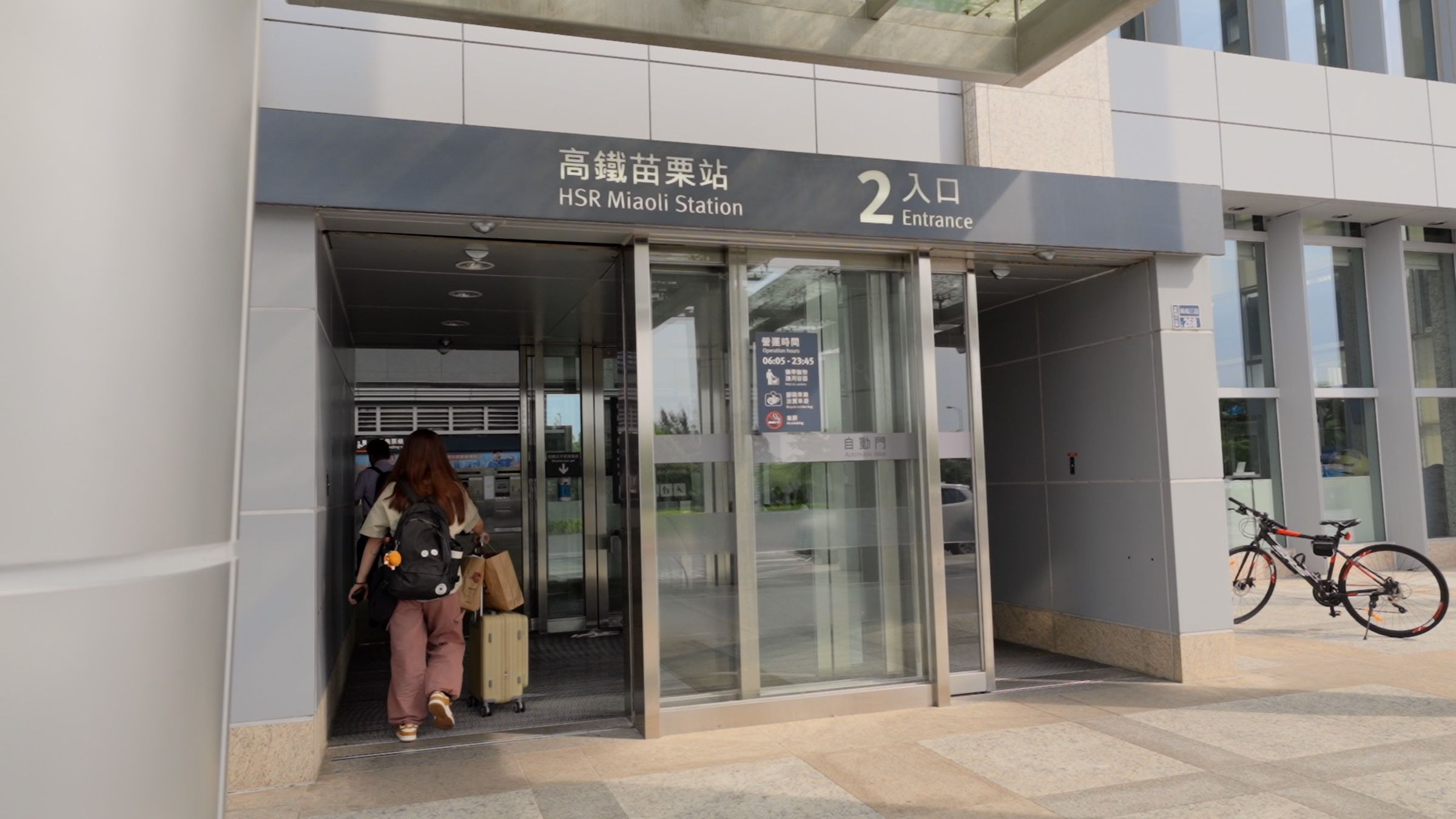 「走進生活新節奏!」隨著高鐵一小時通勤圈成形,越來越多通勤族選擇在苗栗高鐵站周邊展開新生活,兼顧交通便利與生活品質。