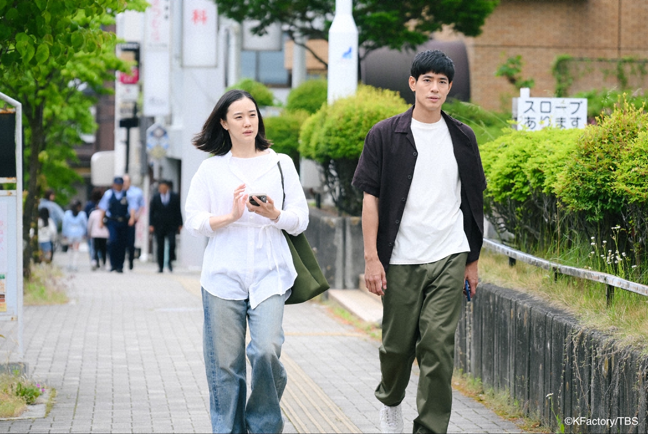 蒼井優主演《直到T恤乾了為止》，飾演看似開朗卻隱藏內心傷痛的咲子，細膩演技獲日本觀眾好評。（Hami Video提供）