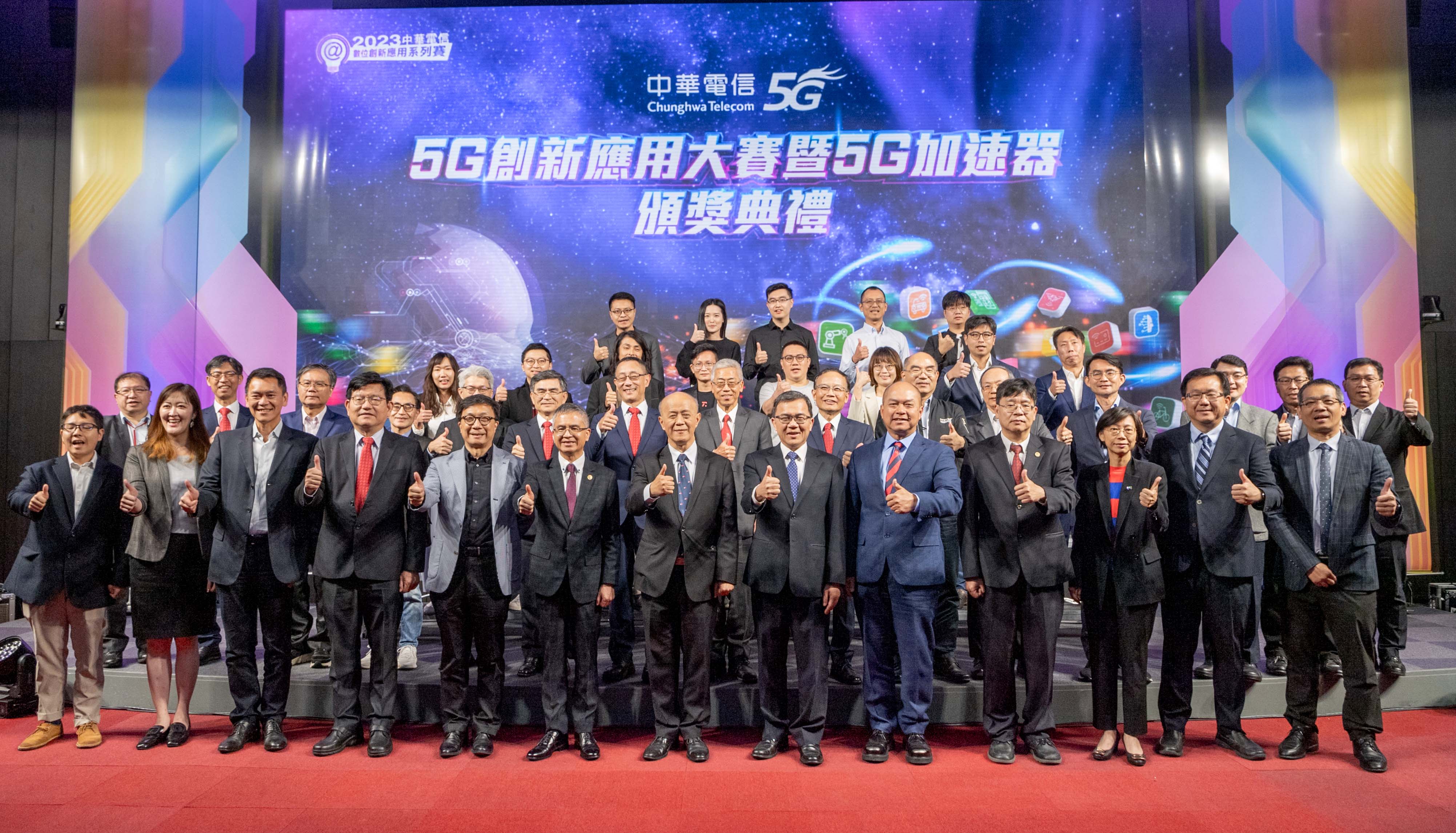 5G加速器榮獲徵選隊伍大合照。今年「5G創新應用大賽」首度結合「5G加速器徵選」共同辦理，鼓勵對5G應用的創新創意潛能，同時發掘更多優秀的作品，加速商機落地。