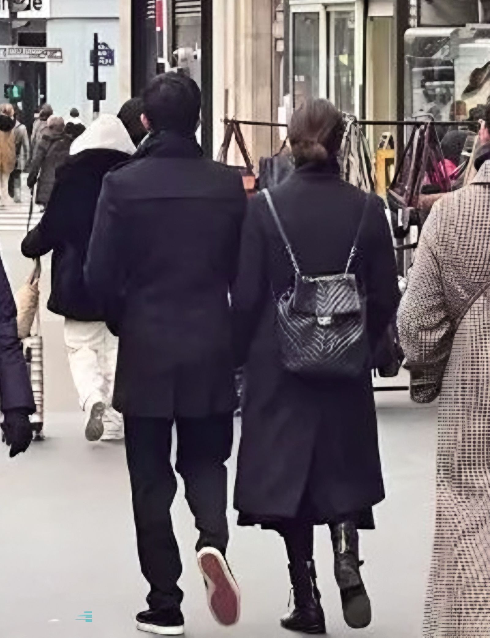 許瑋甯和邱澤被網友直擊在巴黎街頭牽手逛街。（圖／翻攝自微博）