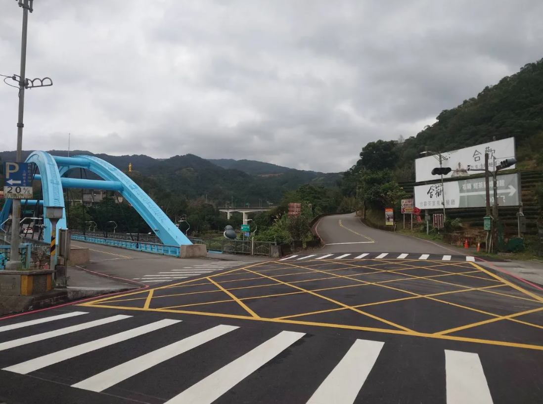 失聯移工見警慌張，跳入水深6公尺的北勢溪。（翻攝畫面）