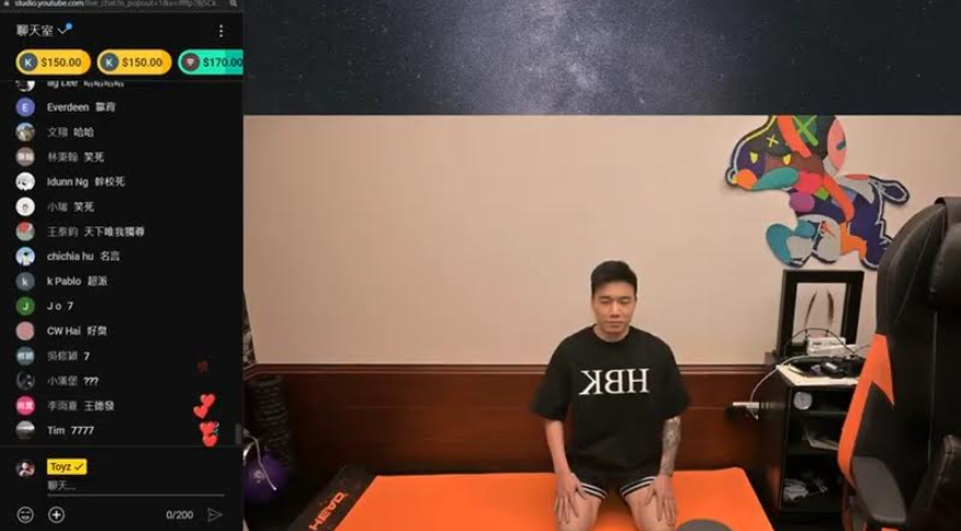 Toyz直播時下跪道歉。（翻攝自Toyz YouTube頻道）