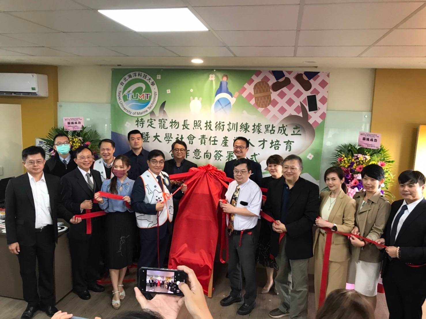 寵物商機夯，5寵物企業與海洋科大簽約產學合作。（心寵星提供）