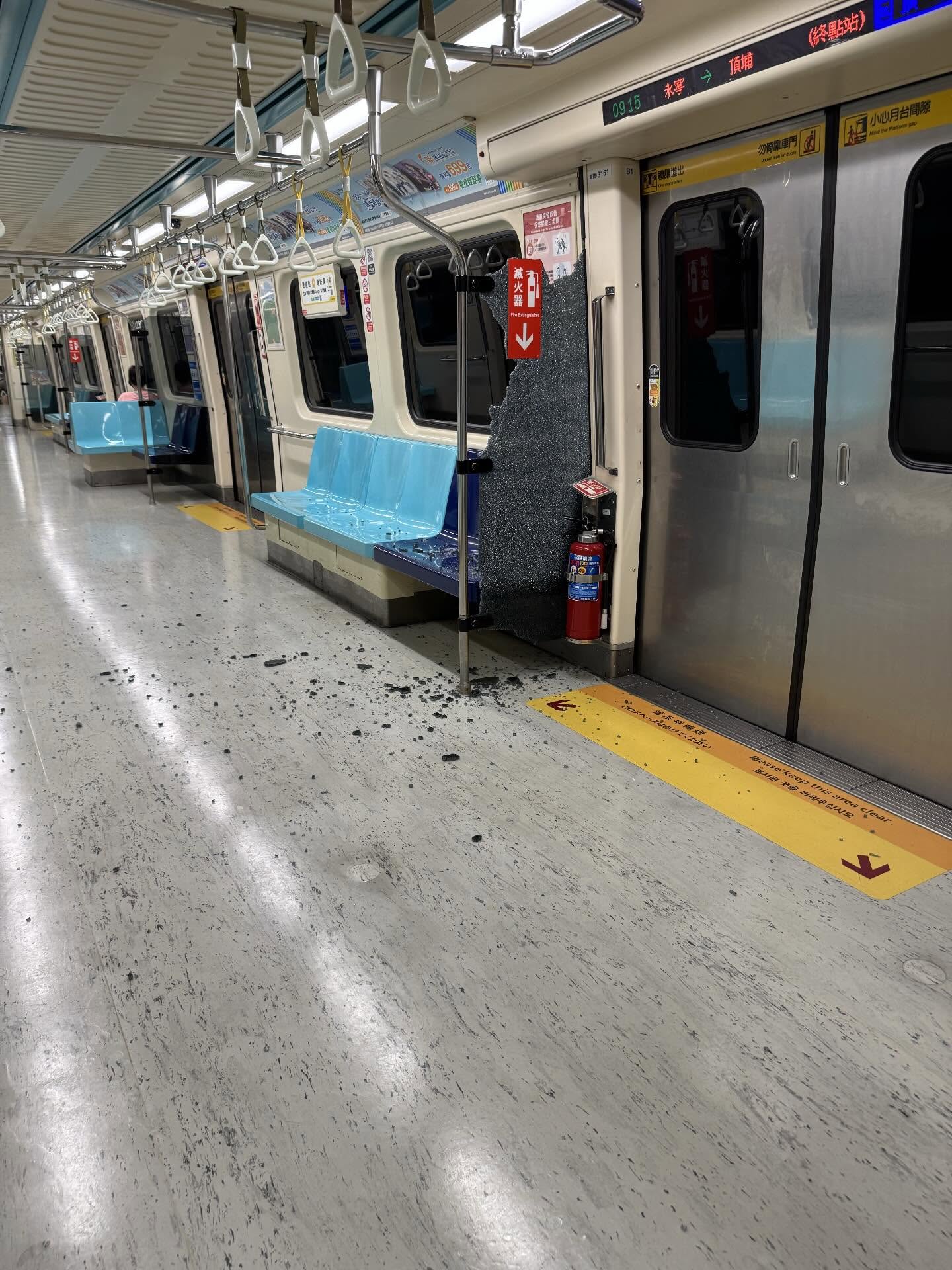 今日上午北捷板南線一班列車上的玻璃屏風突然碎裂，嚇壞目擊民眾。（翻攝自Threads@crazycarven）