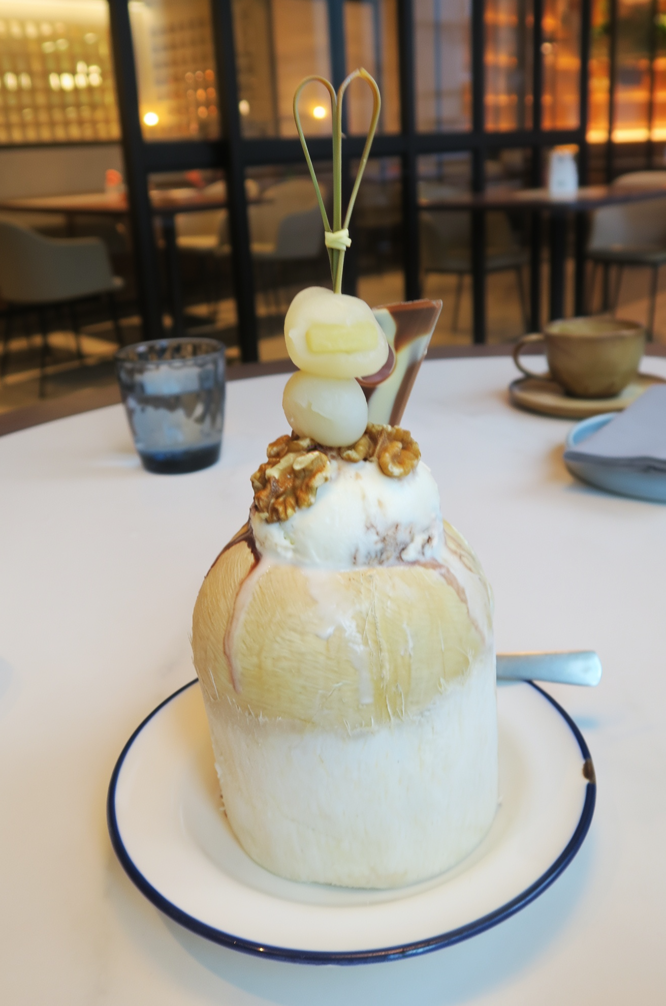 必點的「Signature Coconut Ice Cream」口感十分豐富。（15新元／份，約NT$371）
