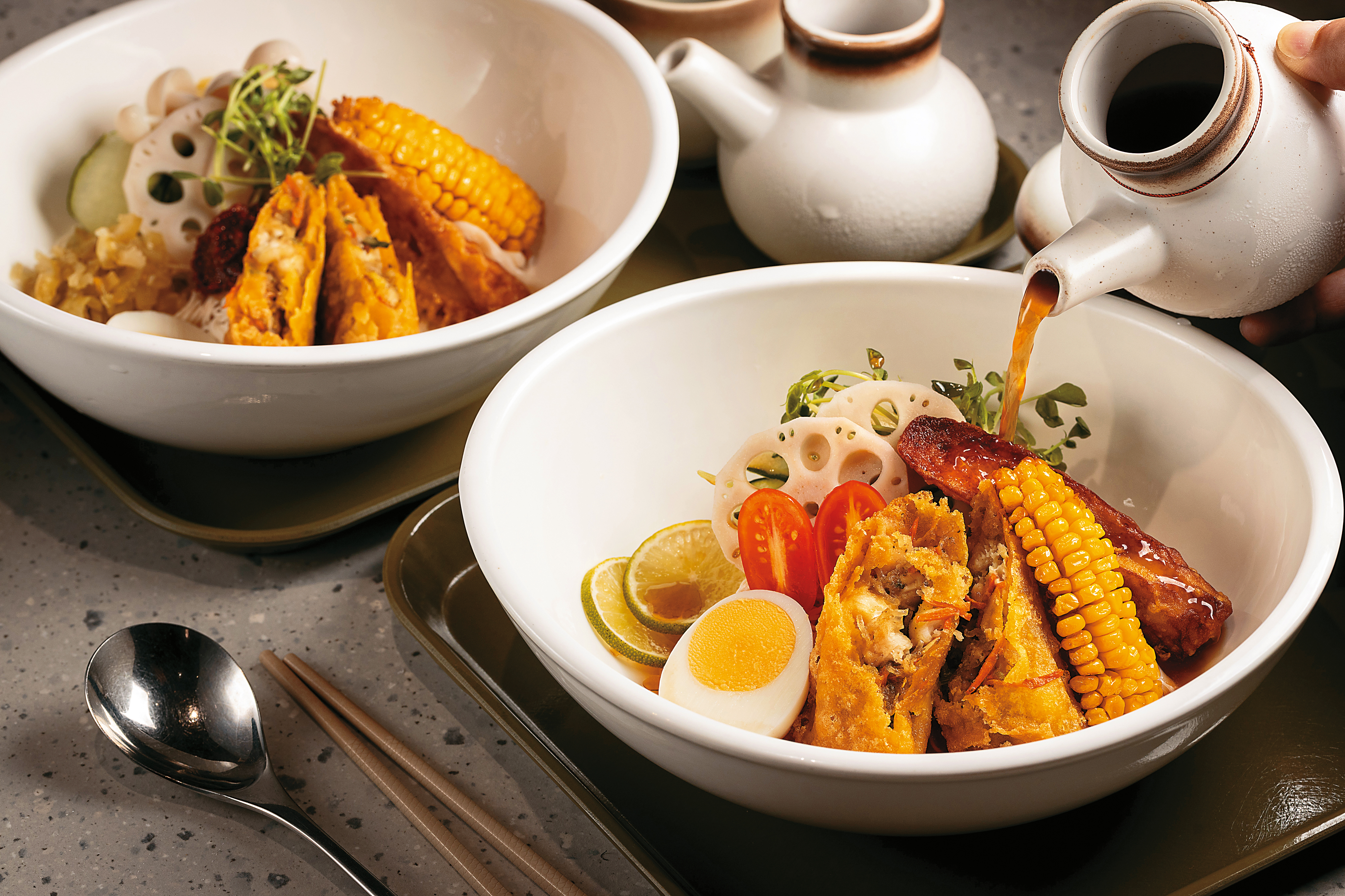 「冰釀番茄冷麵」（前）和「酸菜辣拌冷麵」（後）都是附上小壺冷湯，自己決定口味濃淡，還堆疊大量季節蔬菜。（皆220元／份）