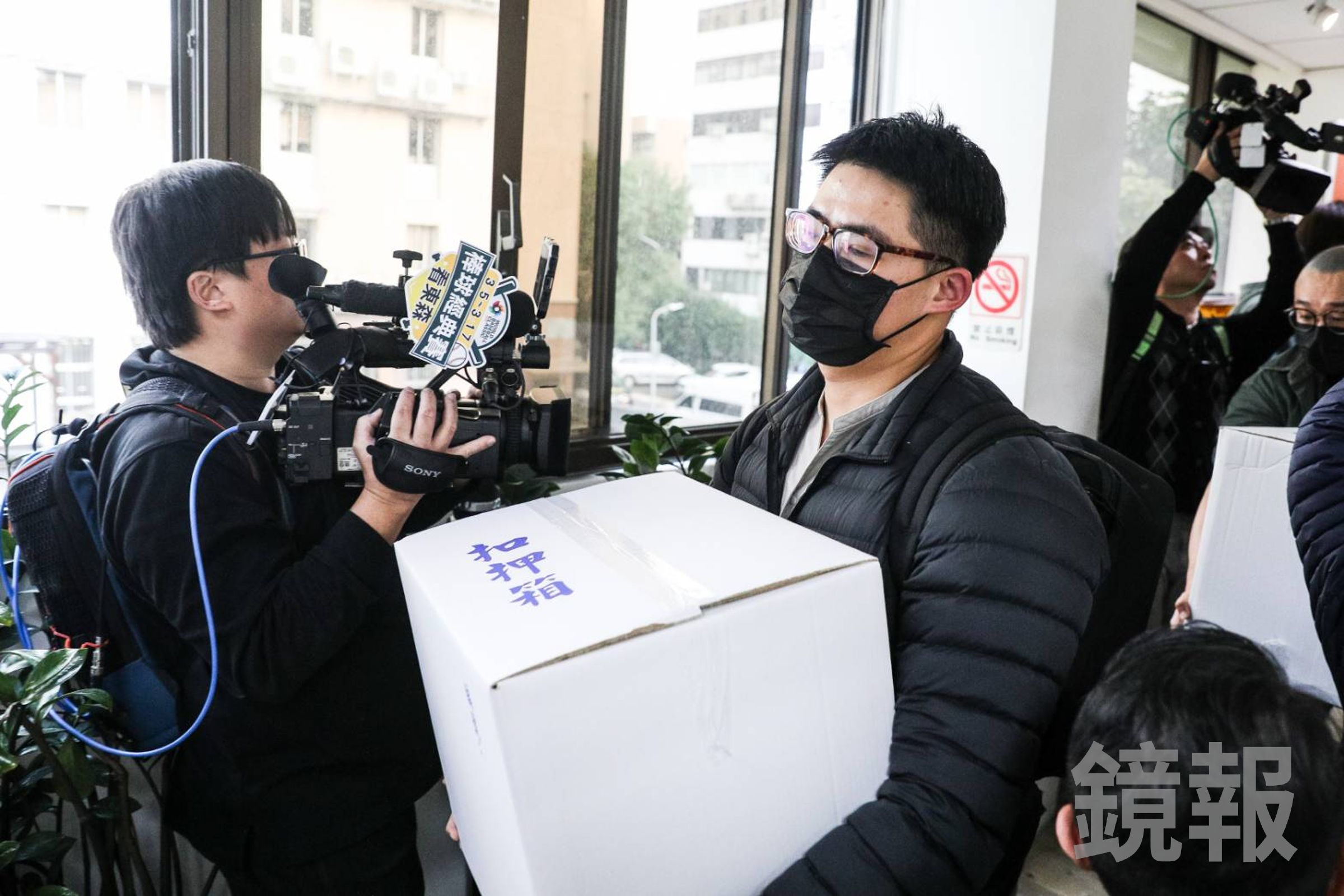 檢調帶走7紙箱、2行李箱及1桌電主機。(鏡報)