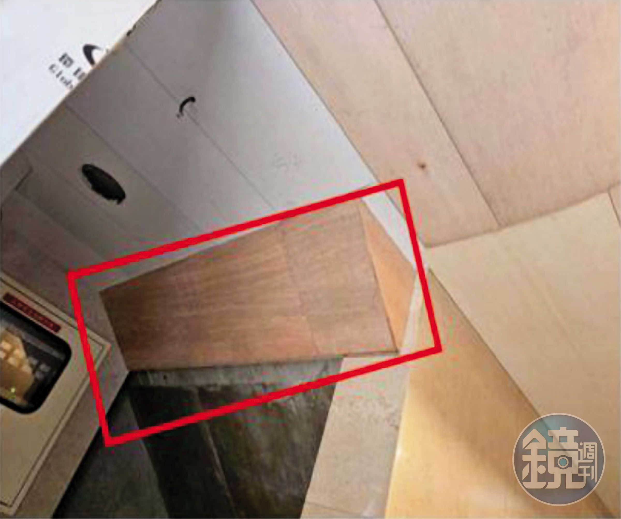 賦寓大樓內的公共空間天花板，遭控違規採用易燃的夾板作為建材。（讀者提供）
