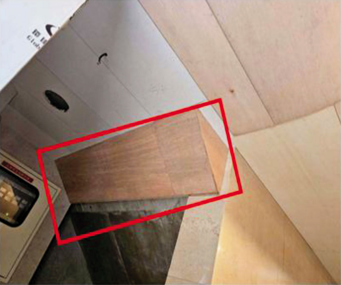 賦寓大樓內的公共空間天花板，遭控違規採用易燃的夾板作為建材。（讀者提供）