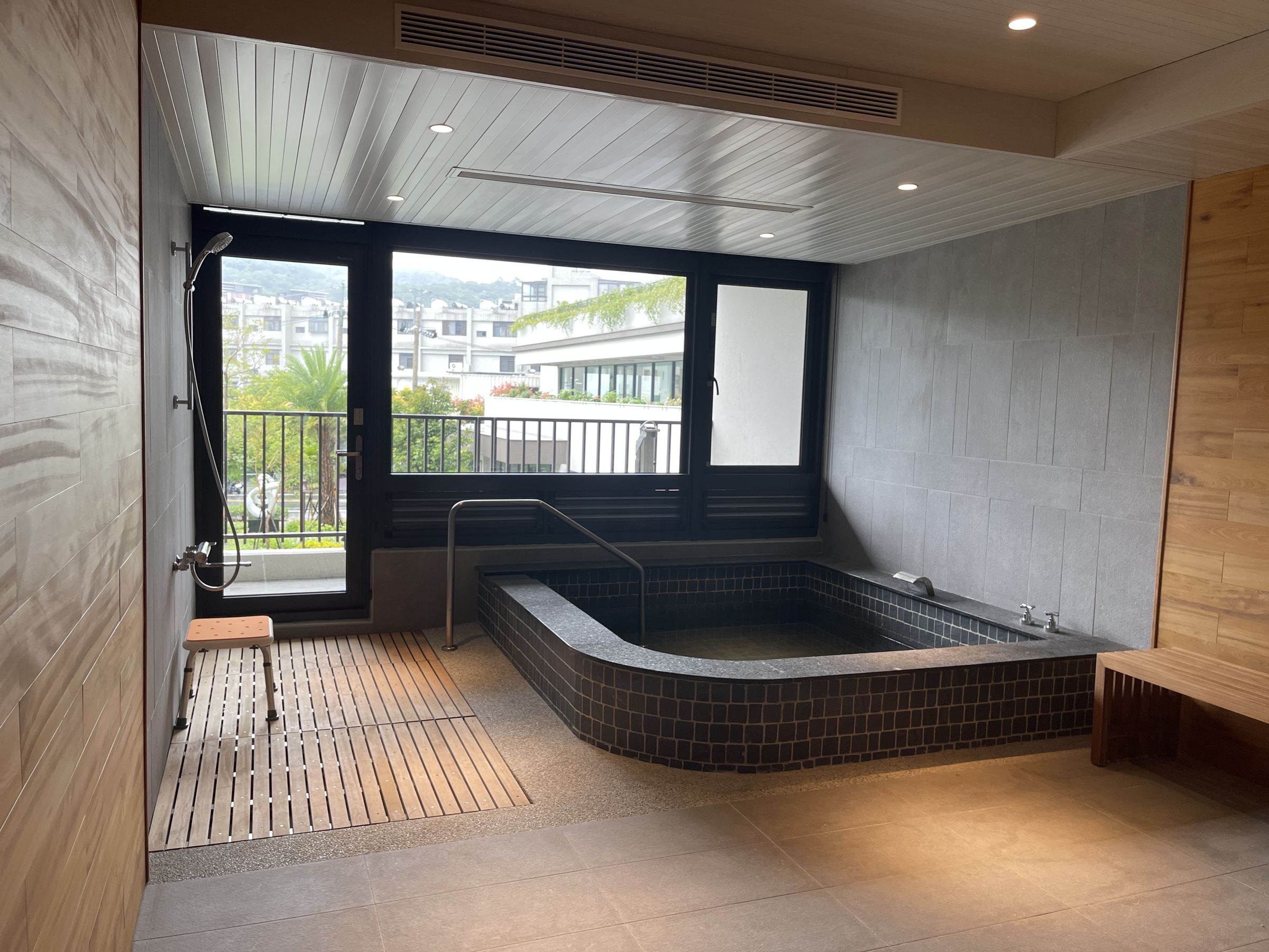 溫泉結合復健，此為肖楠湯屋。（台灣房屋提供）