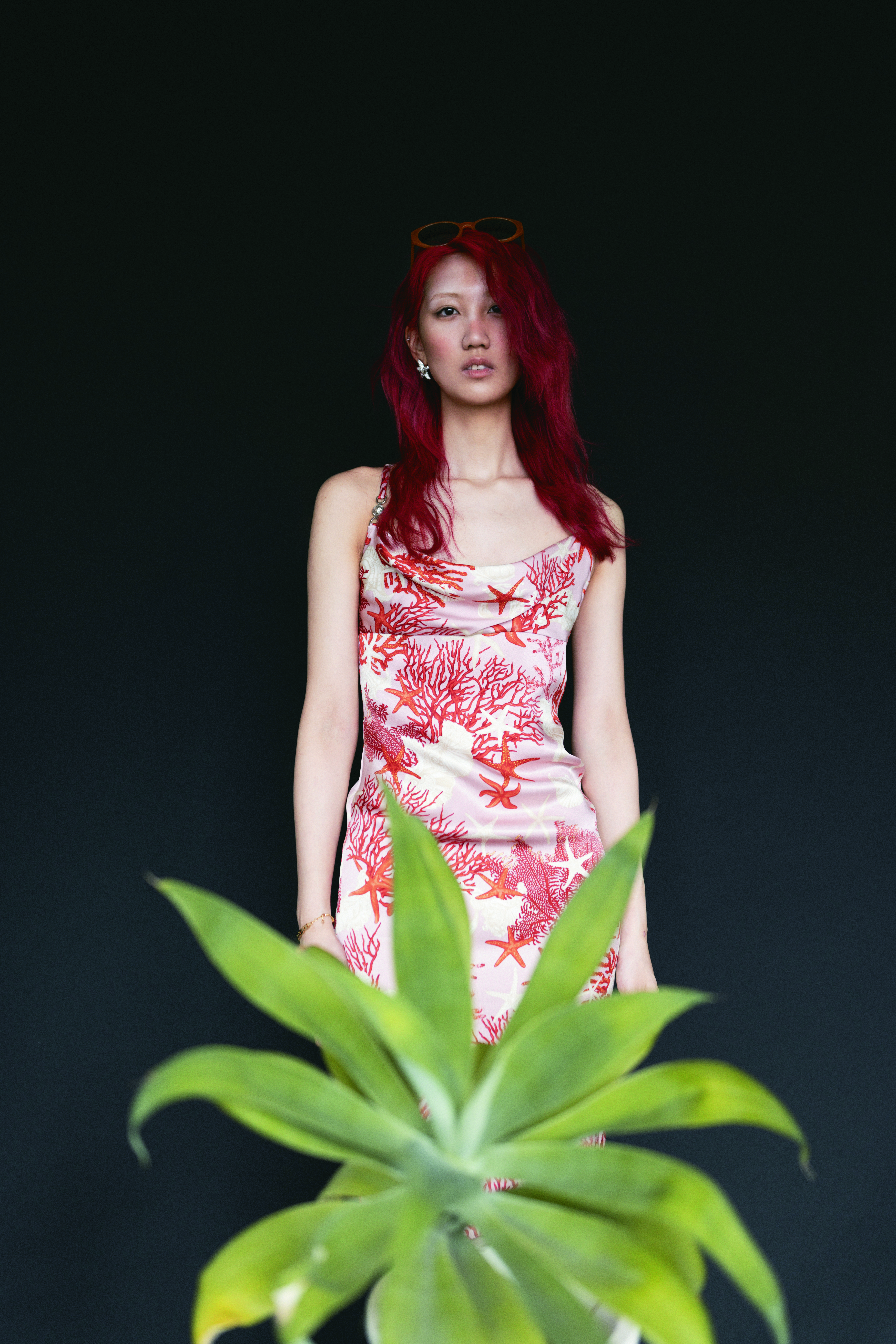 紅色海洋元素洋裝 NT$99,000 by VERSACE／銀色海星耳環 NT$22,500 by VERSACE／金色飾面TRIOMPHE LINK手鍊 價格店洽 by CELINE BY HEDI SLIMANE／黃色太陽眼鏡 私人提供