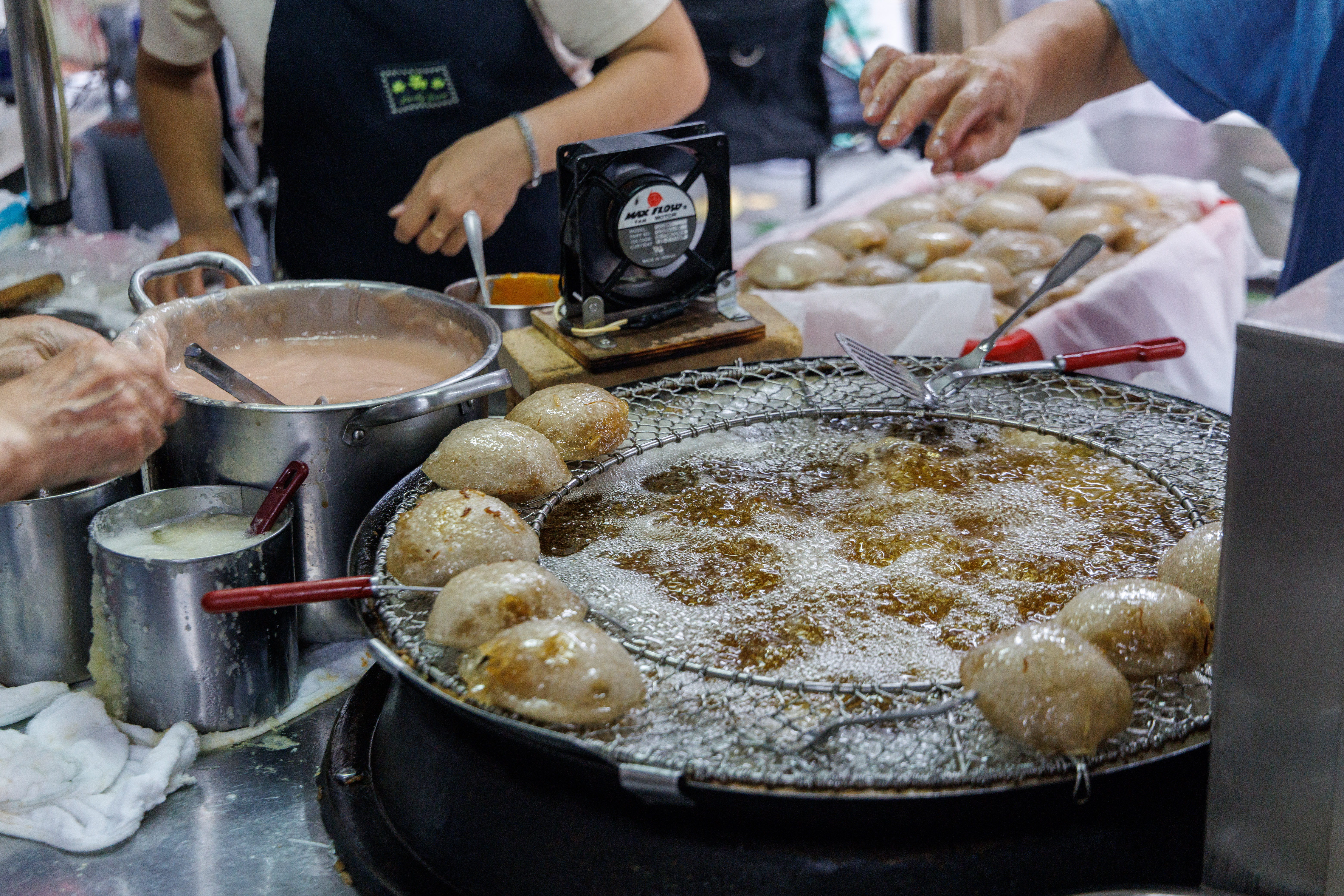 肉圓如其名，外型一律是圓圓厚厚肥敦敦的樣子。