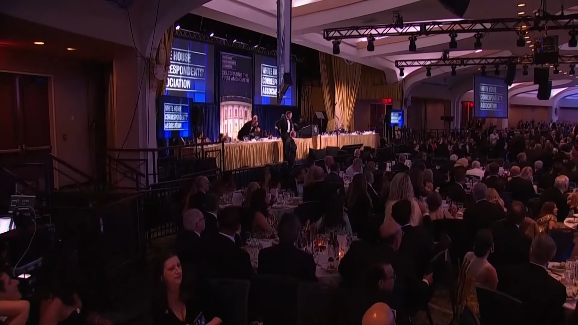 川普25日晚間出席「白宮記者聯誼晚宴」，會場突然傳出槍響，川普在維安人員護送下緊急撤離會場。（翻攝自網路）