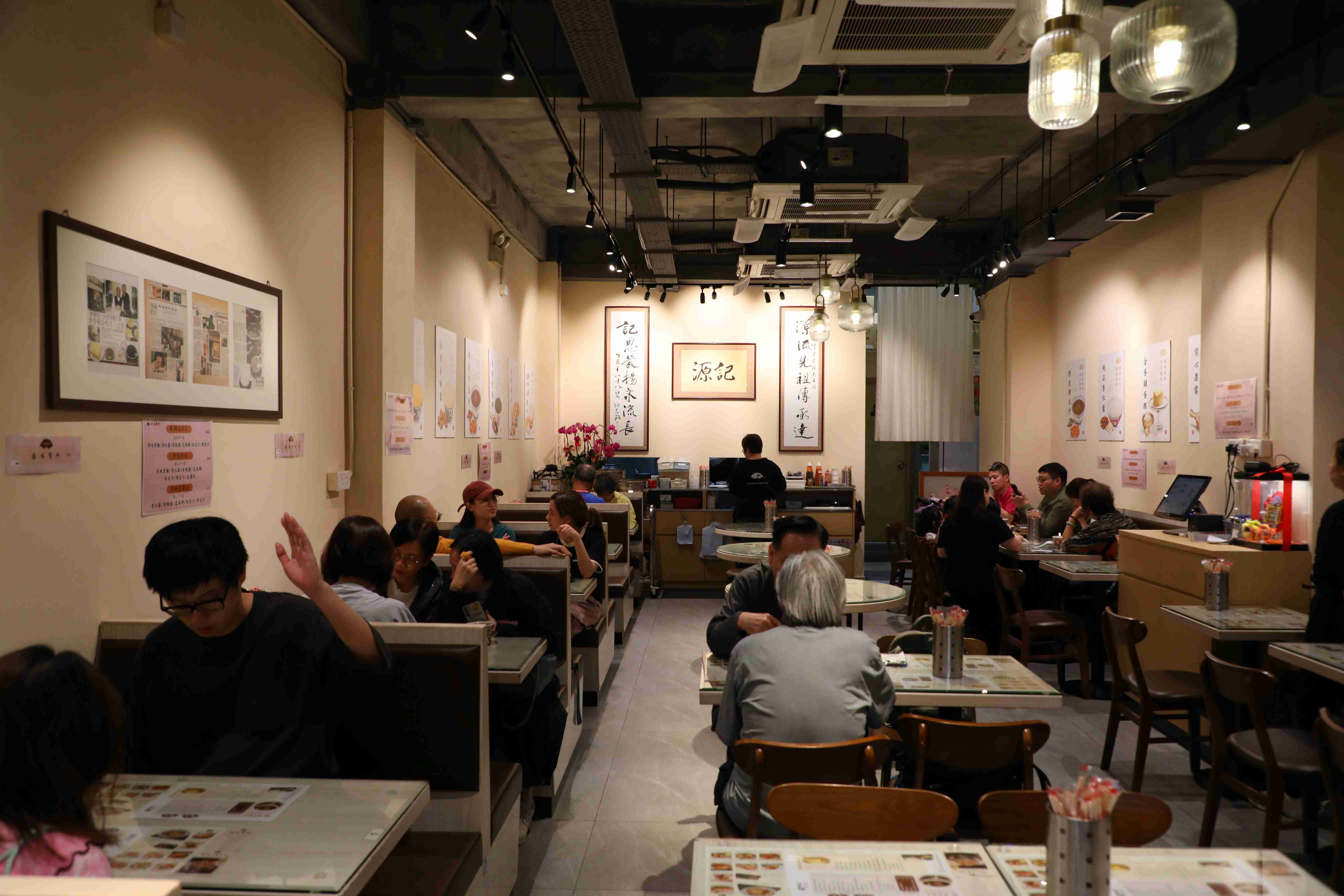 夜晚吃糖水是香港人慰藉自己的儀式感,所以糖水店晚上的生意都比下午好。