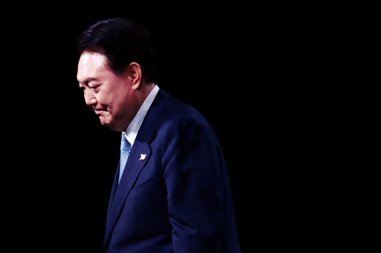 南韓前總統尹錫悅（圖）與妻子金建希如今雙雙遭檢方羈押起訴。（翻攝自X@chinavtv）