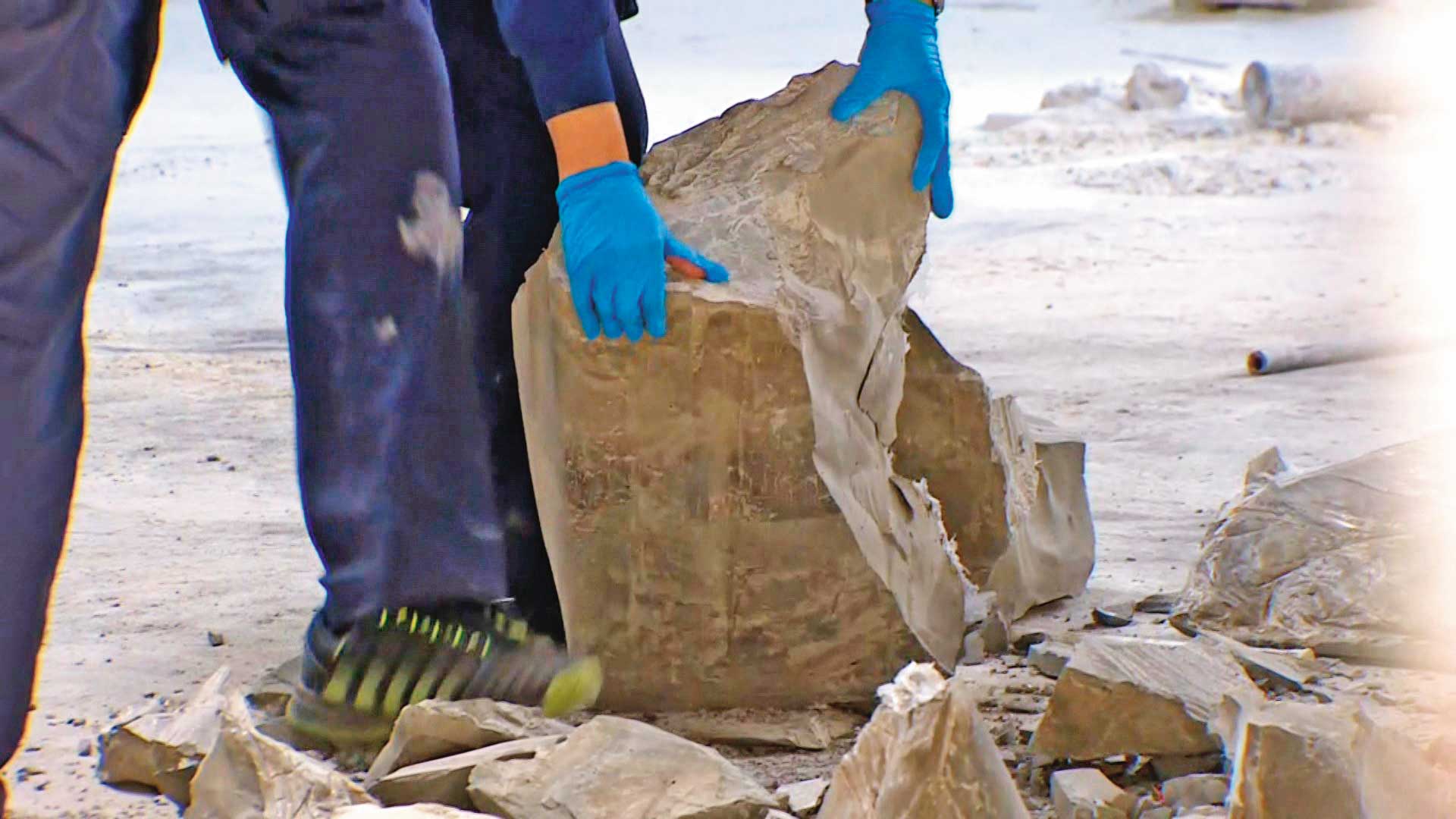 專案小組敲開厚重水泥塊，將陳男遺體從水桶內搬出。（東森新聞提供）