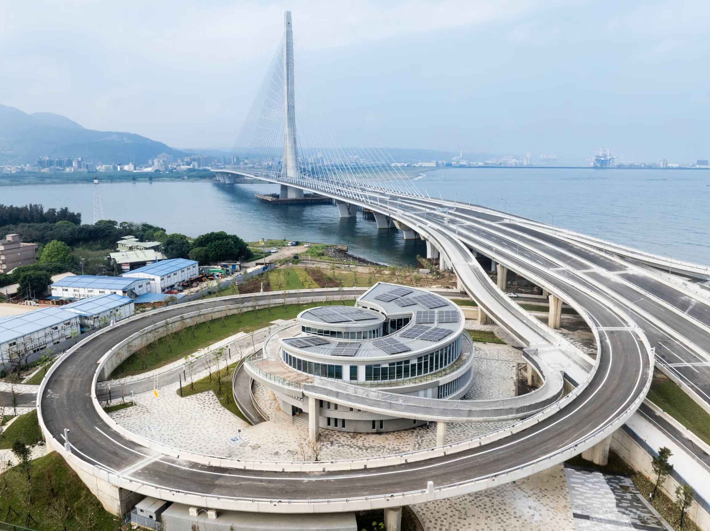 興建多年的淡江大橋今年正式通車,成為串聯淡水與八里地區的重要交通節點。(交通部公路局,台灣設計研究院)