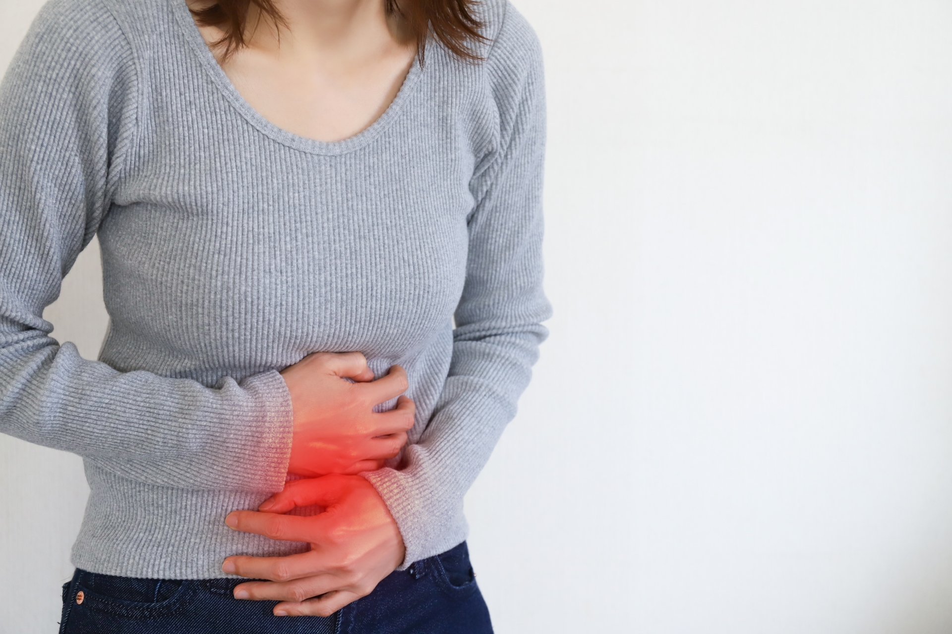 中國一名18歲少女跳健身操時，突然感到劇烈腹痛，就醫後竟發現腹部有一顆直徑約12公分的巨大腫瘤，內部甚至含有牙齒與骨骼等組織。（示意圖；翻攝自photo-ac）