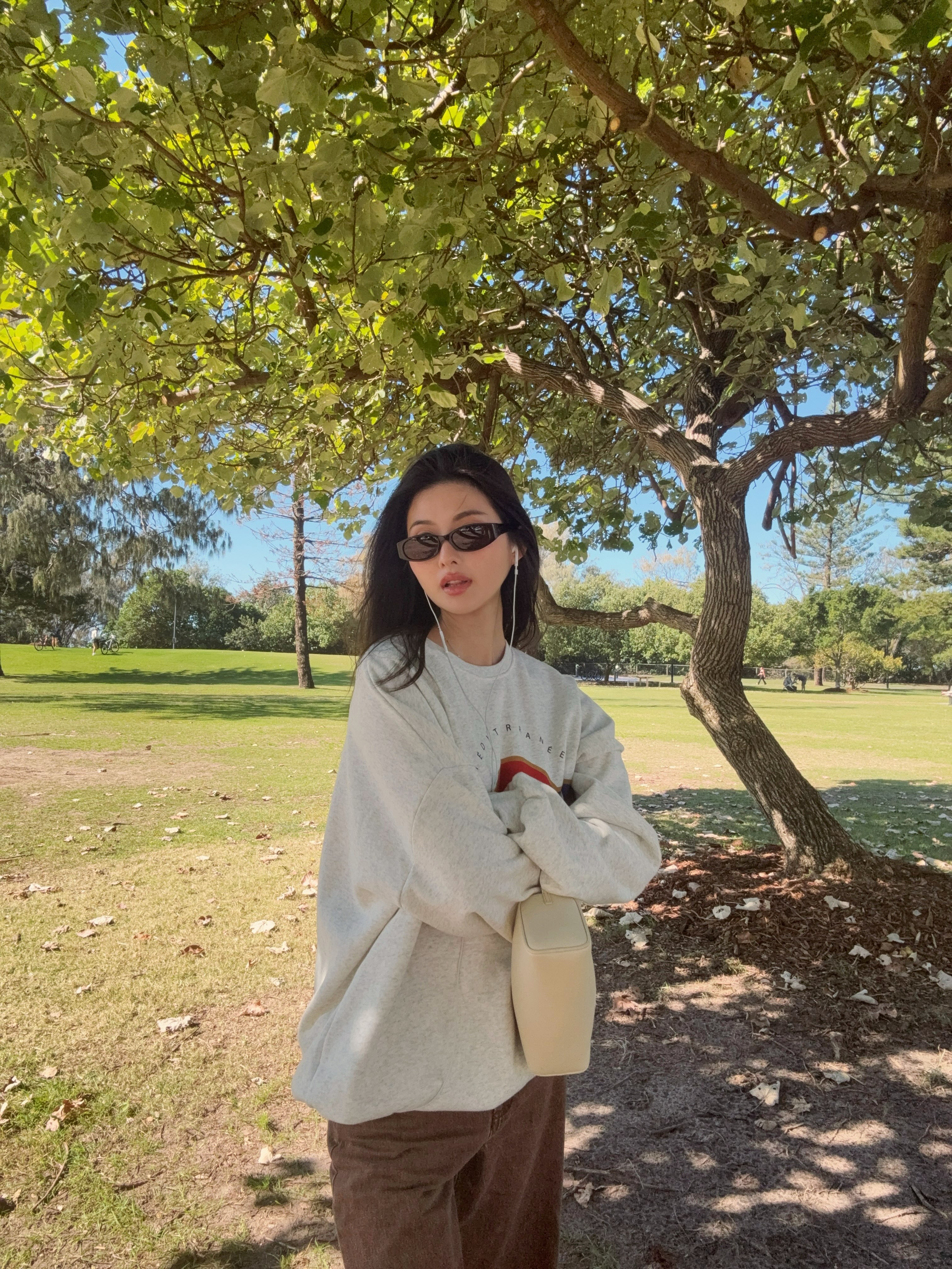 廖思惟戴上黑色墨鏡入鏡，白色The Row包包低調吸睛。（翻攝trinityliao IG）