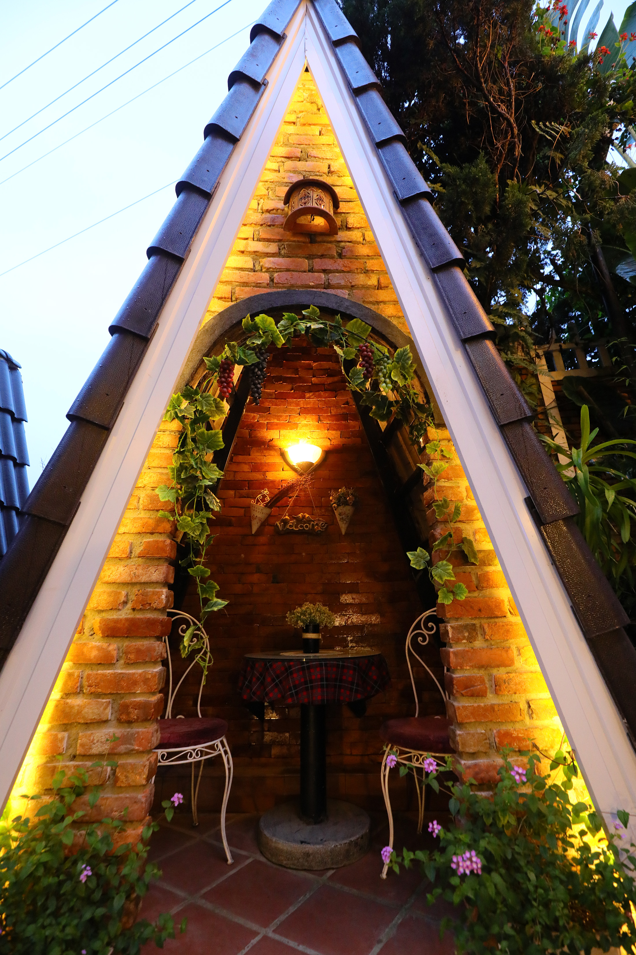 別墅庭院裡也有以紅磚牆打造的三角小屋試飲區。